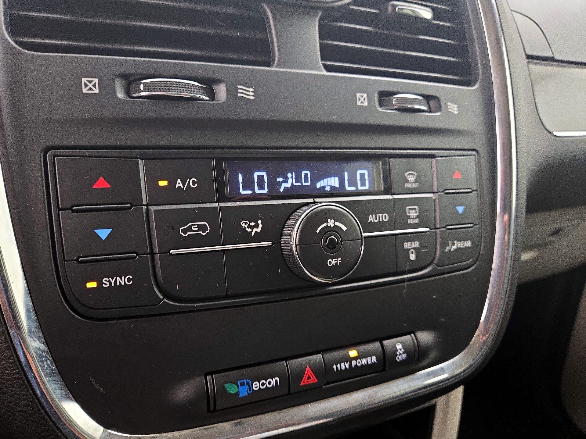 Thumbnail: 2016 Chrysler Town & Country - 16