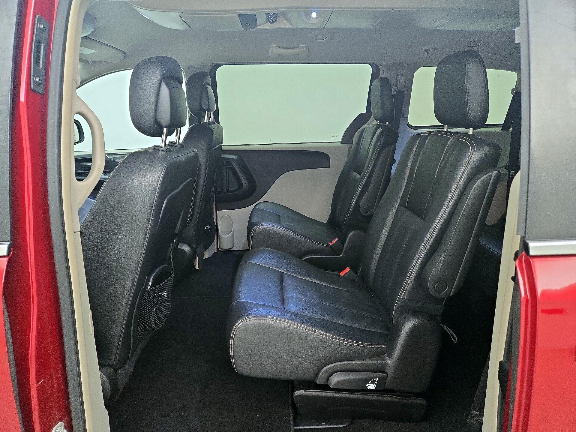 Thumbnail: 2016 Chrysler Town & Country - 18