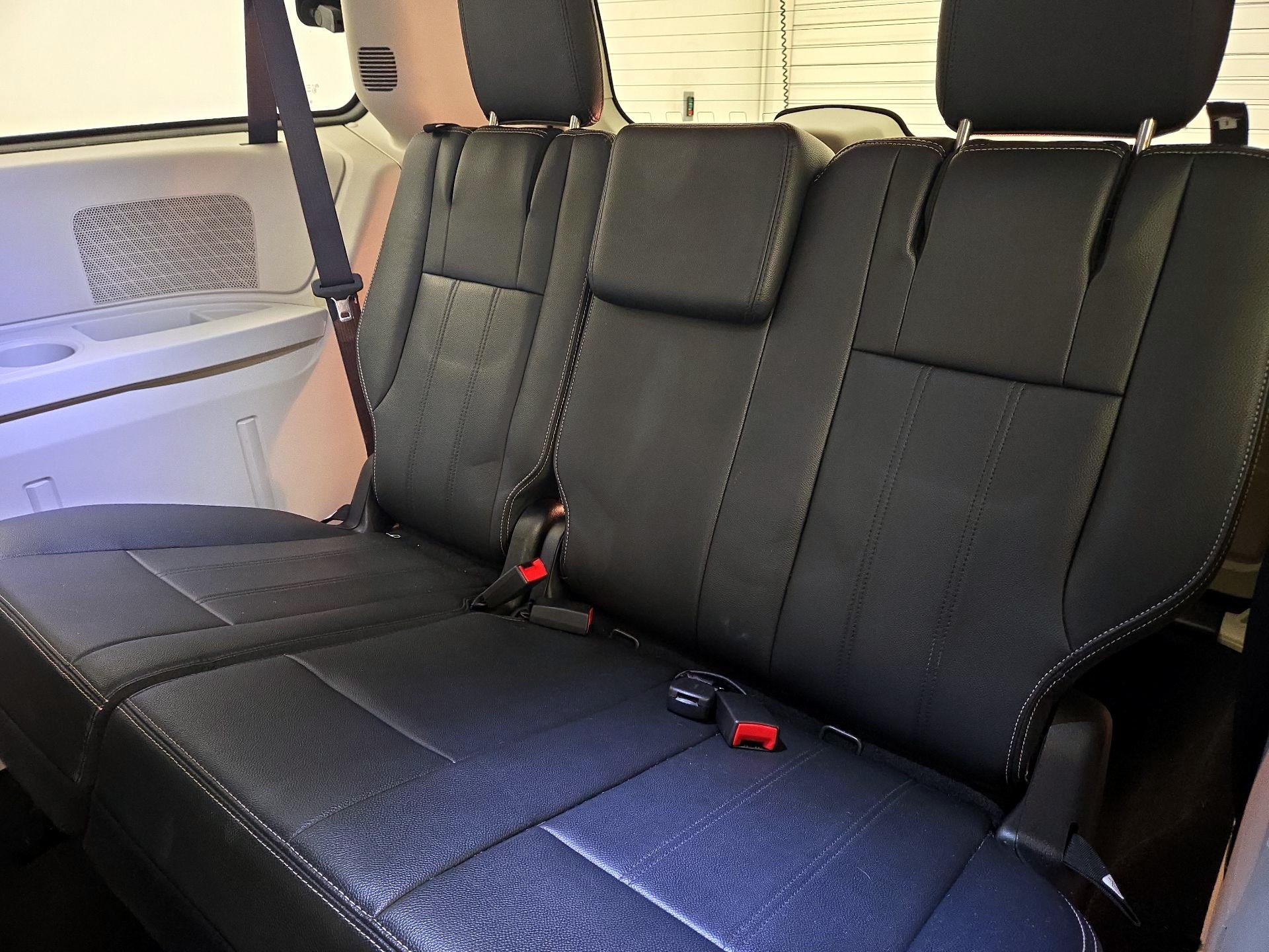 Thumbnail: 2016 Chrysler Town & Country - 19
