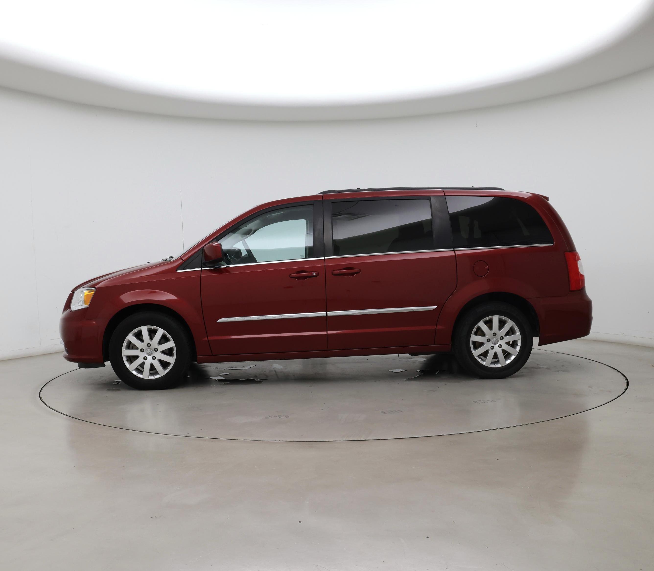 Thumbnail: 2016 Chrysler Town & Country - 3