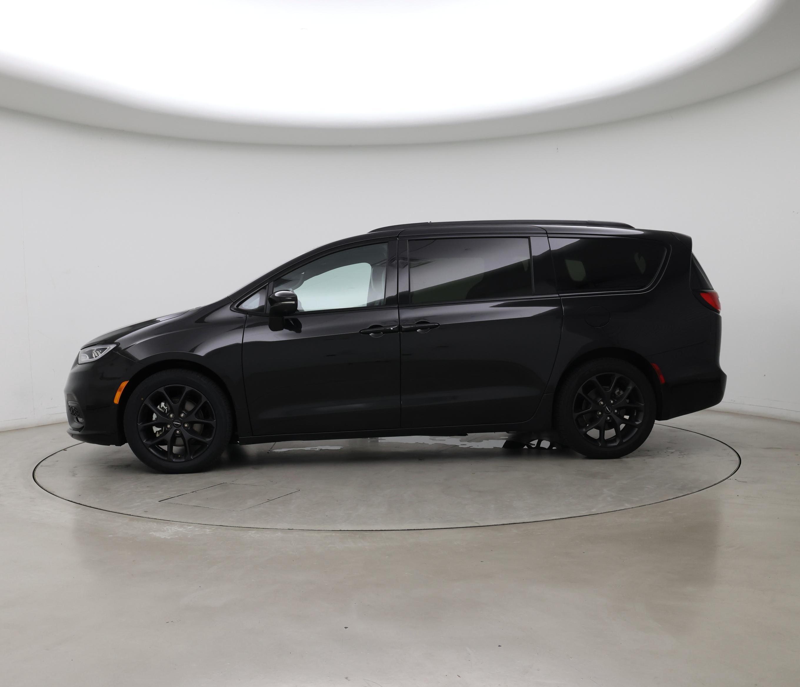 Thumbnail: 2023 Chrysler Pacifica - 3