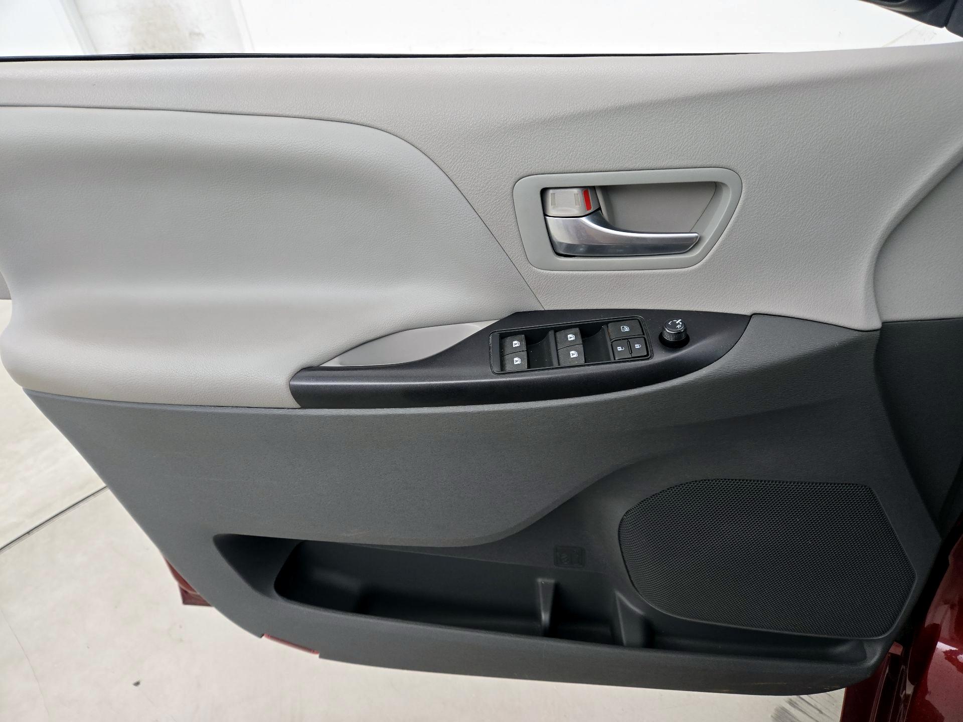 Thumbnail: 2015 Toyota Sienna - 12