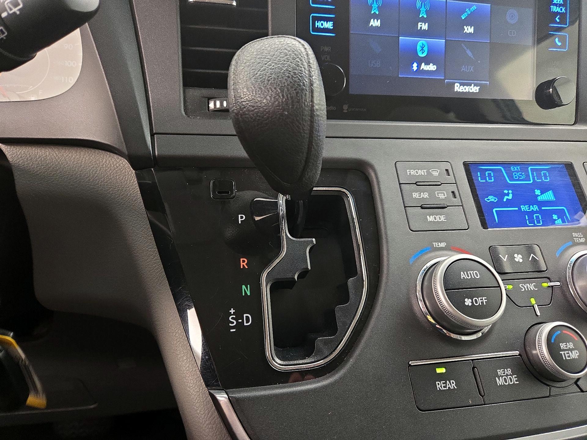 Thumbnail: 2015 Toyota Sienna - 17