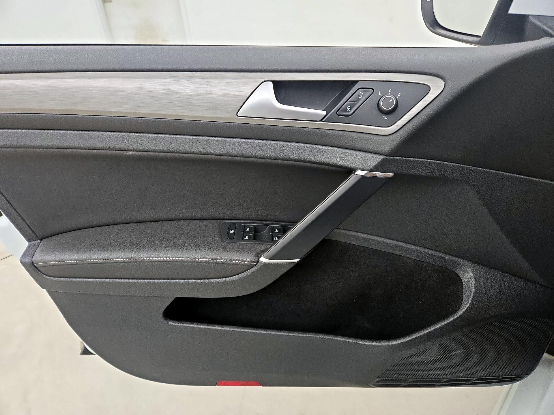 Thumbnail: 2015 Volkswagen Golf - 12
