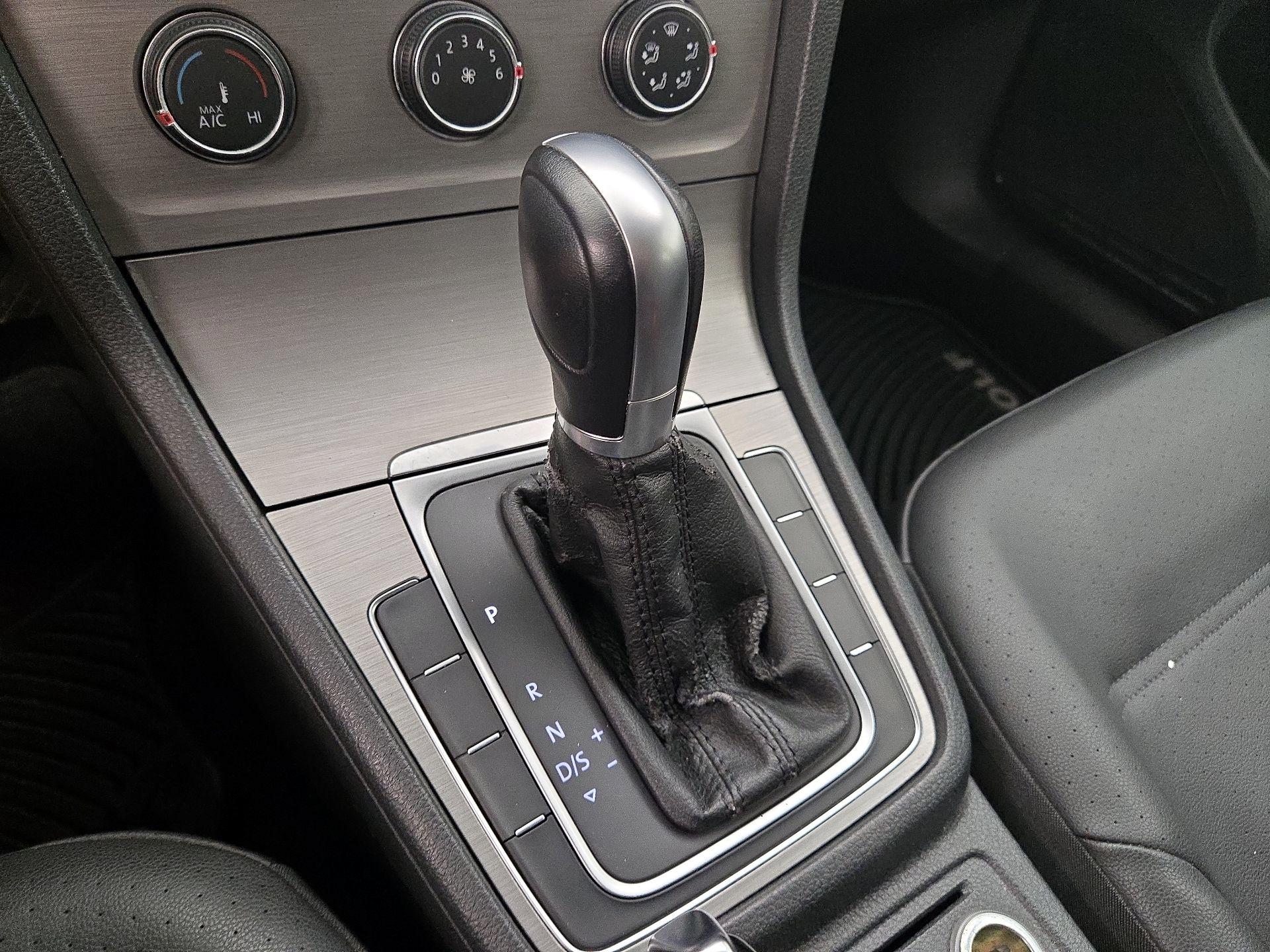 Thumbnail: 2015 Volkswagen Golf - 16