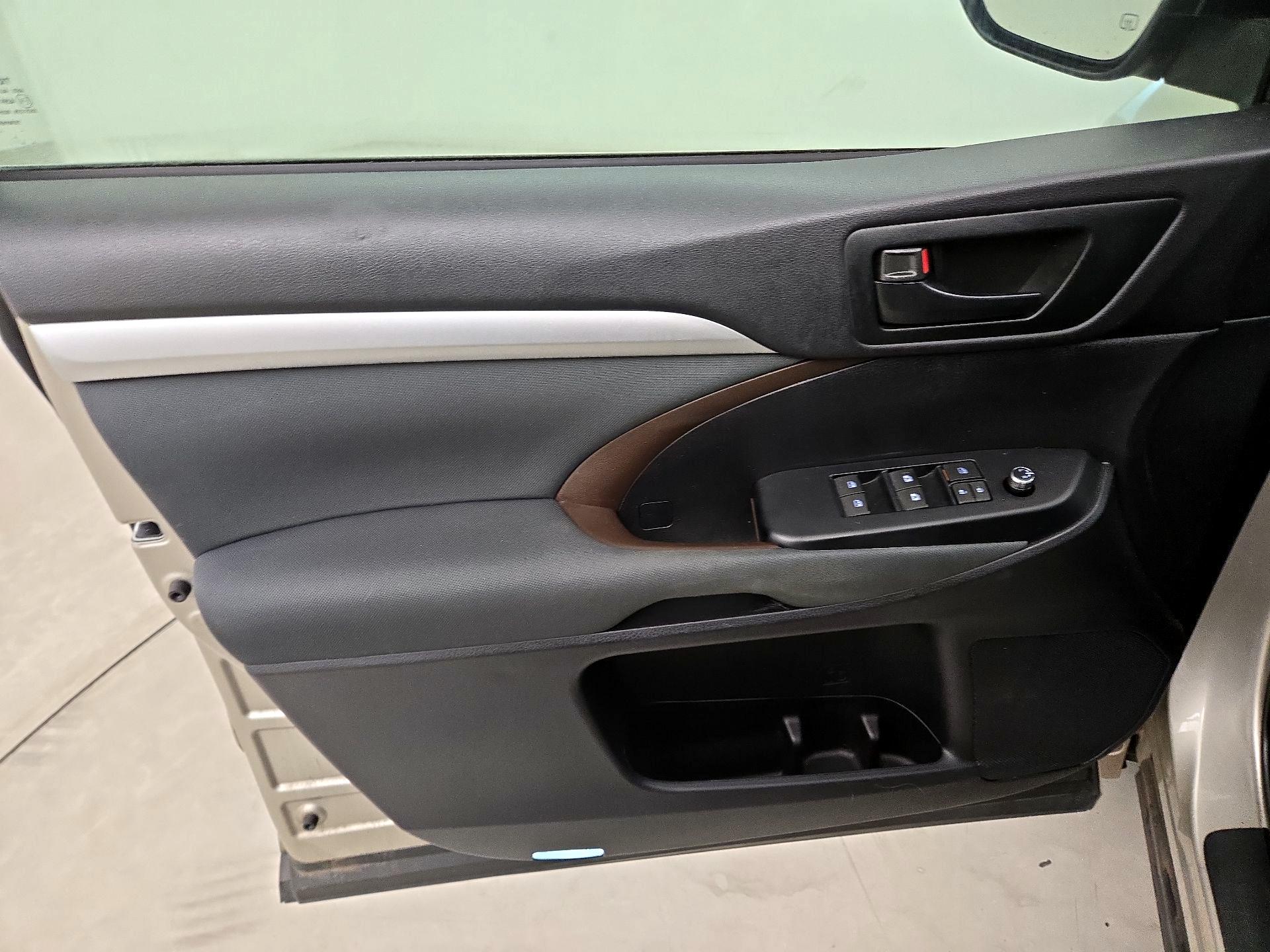Thumbnail: 2015 Toyota Highlander - 12