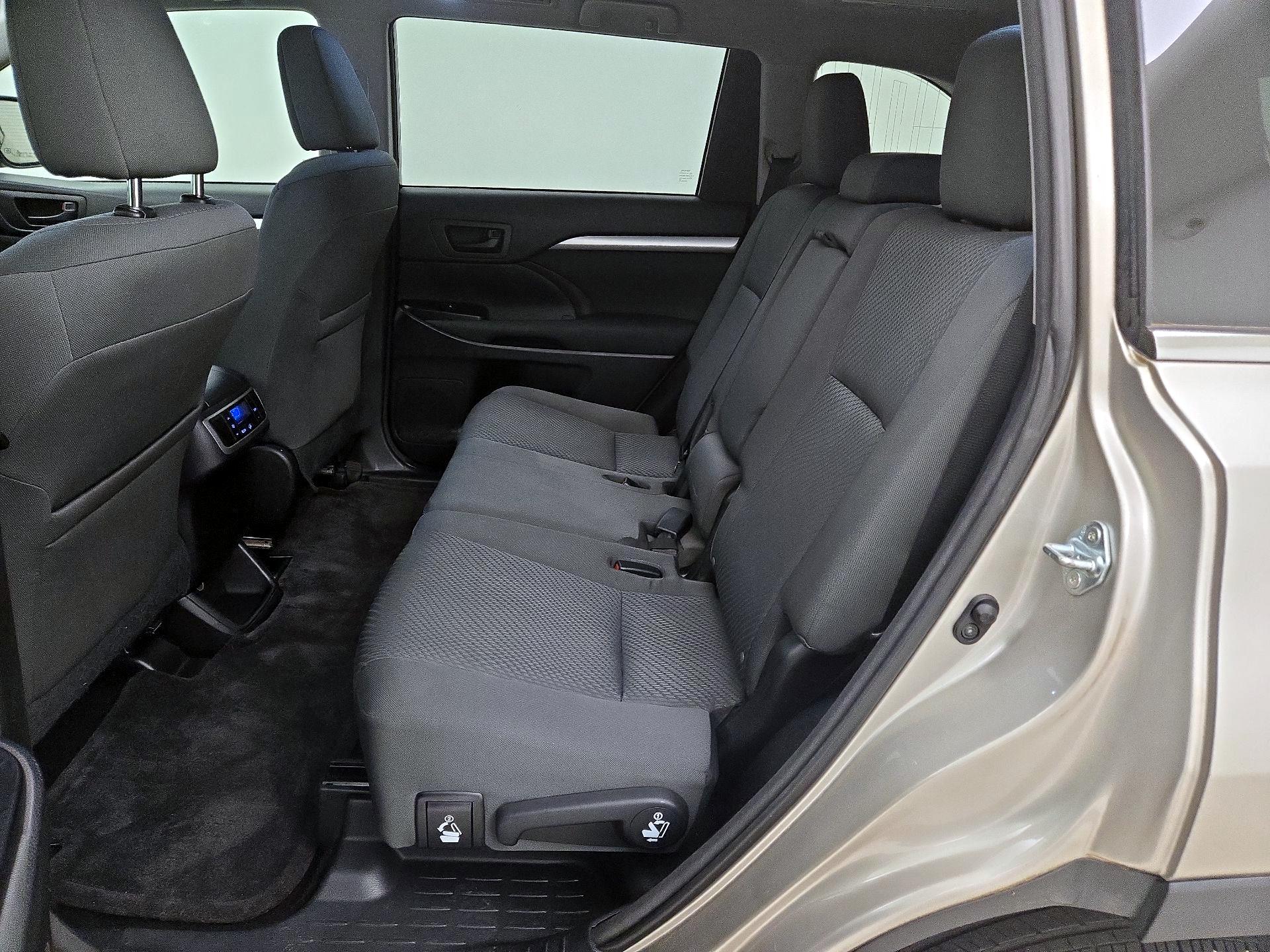 Thumbnail: 2015 Toyota Highlander - 19