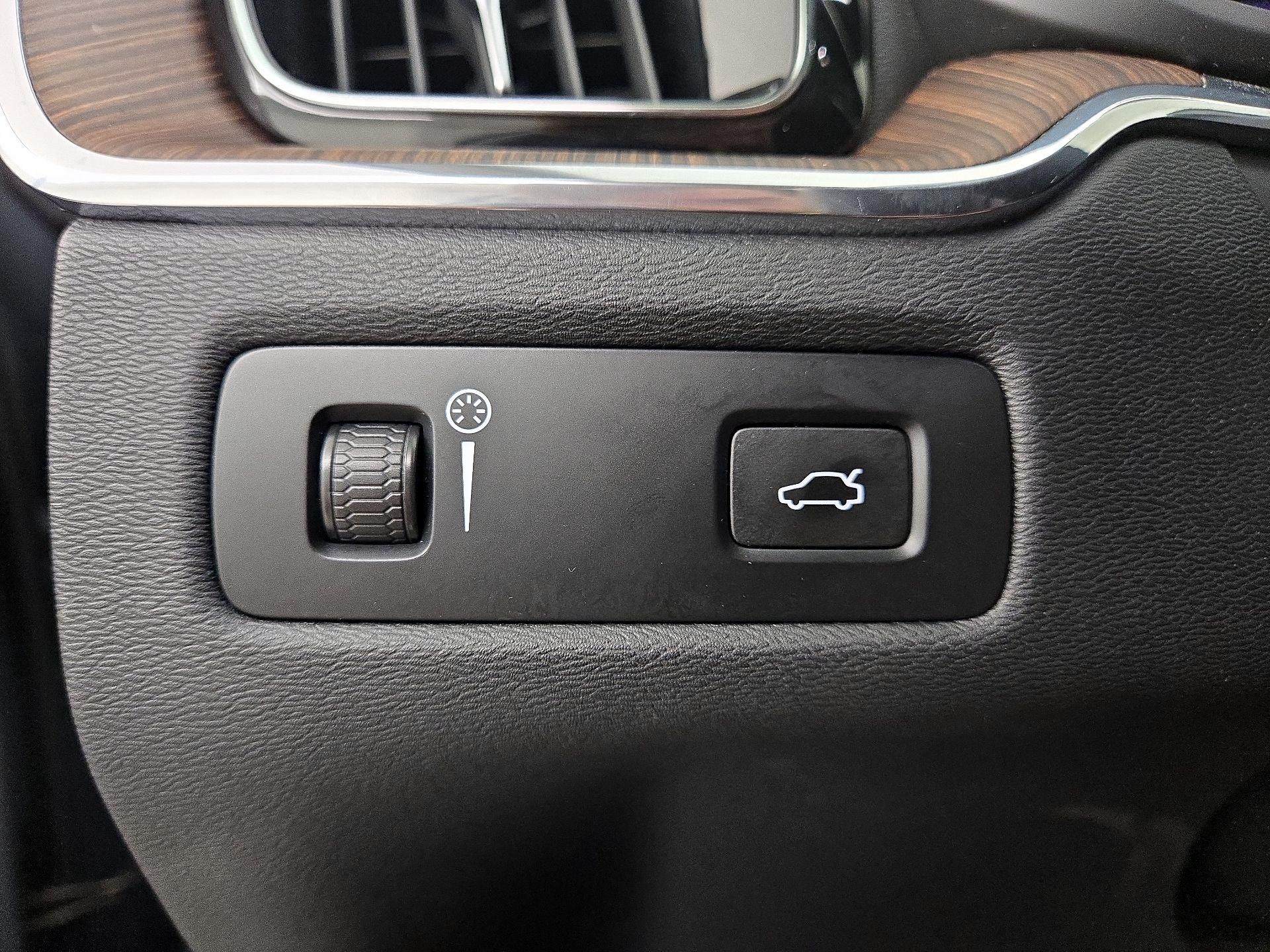 Thumbnail: 2022 Volvo XC60 - 13