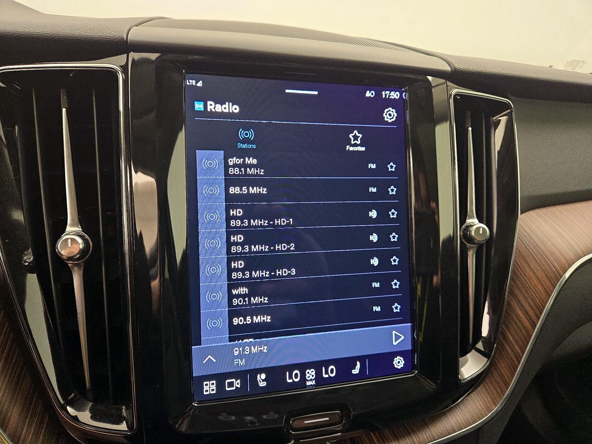 Thumbnail: 2022 Volvo XC60 - 15