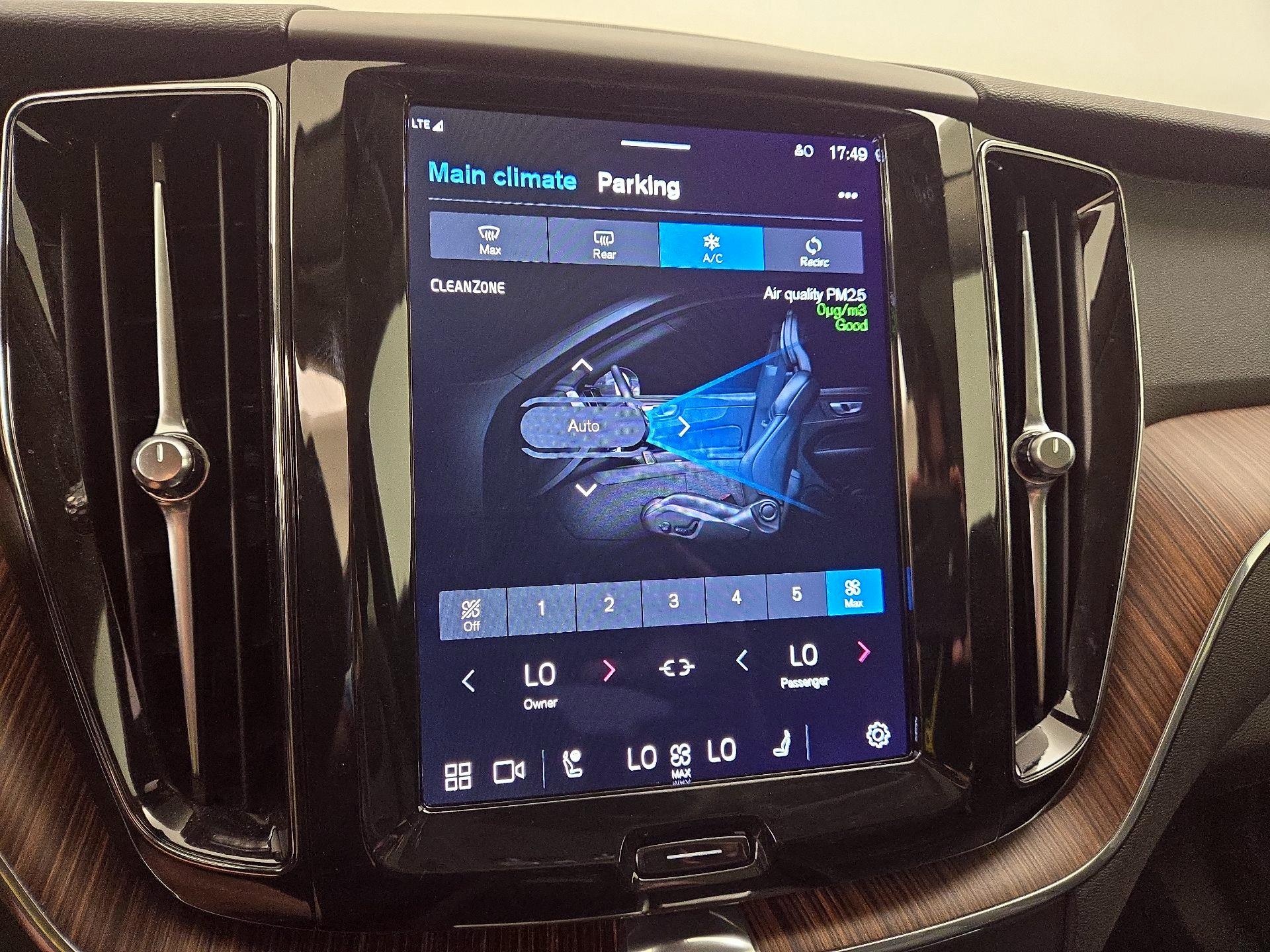 Thumbnail: 2022 Volvo XC60 - 16