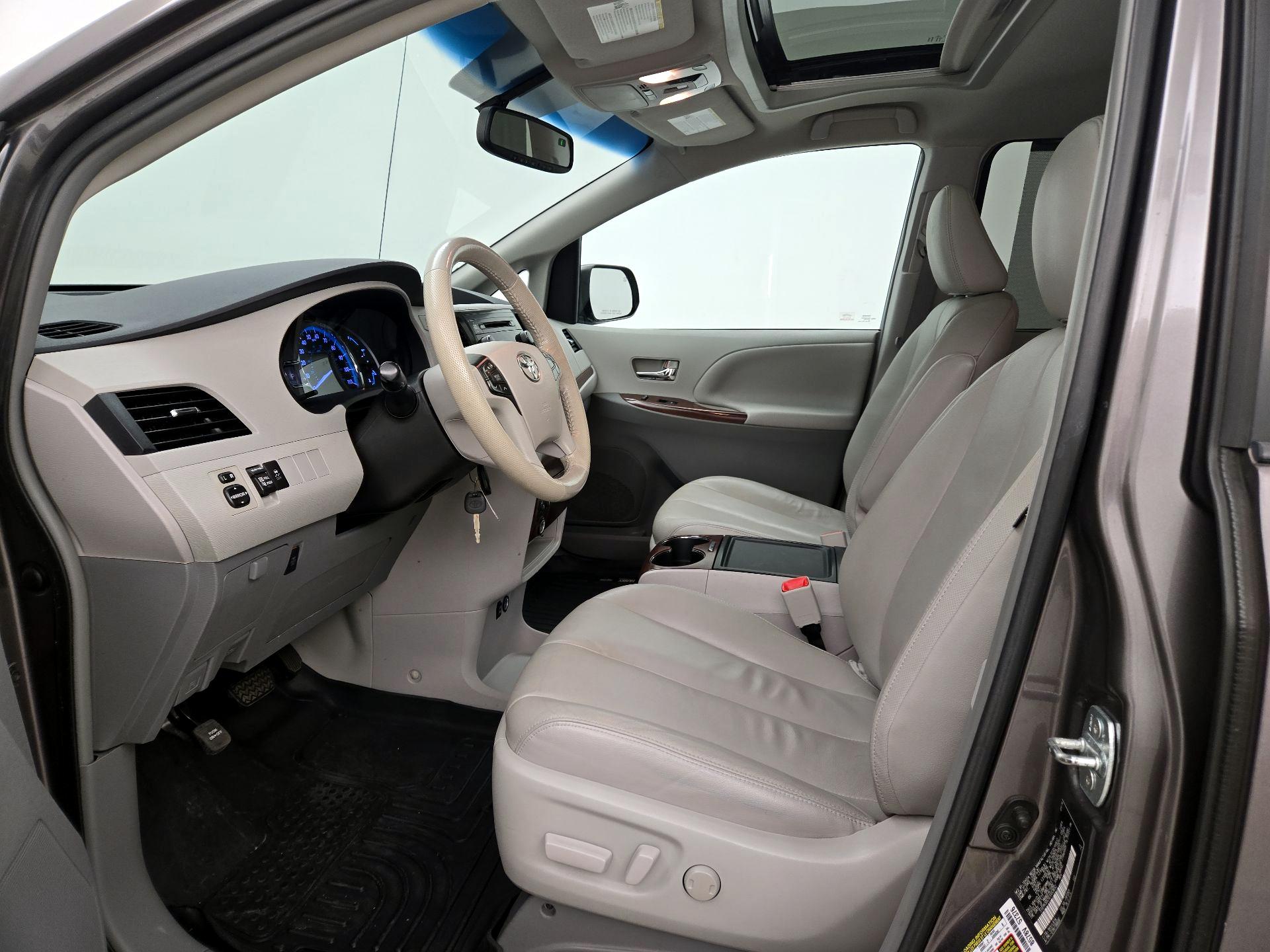 Thumbnail: 2014 Toyota Sienna - 11