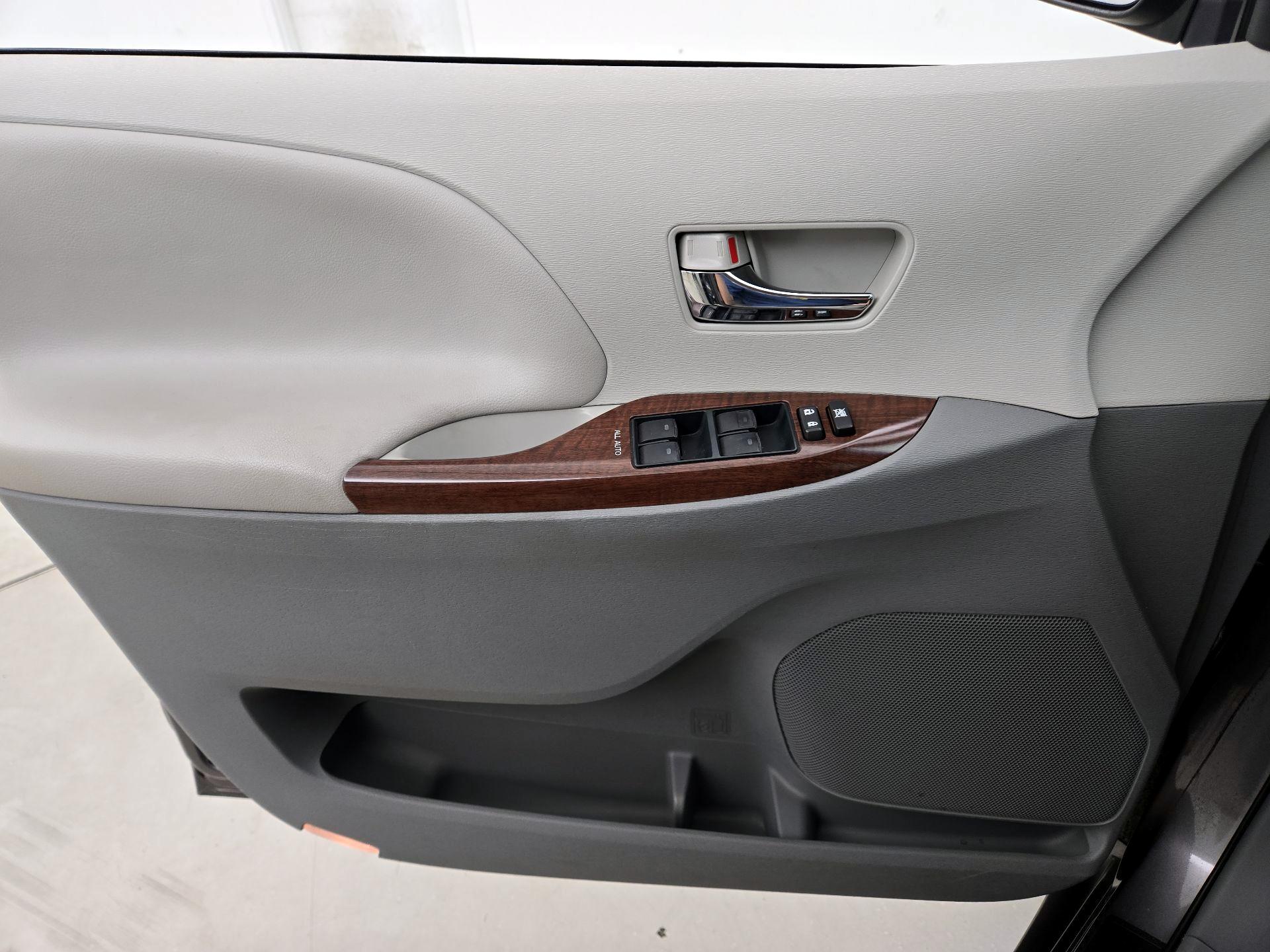 Thumbnail: 2014 Toyota Sienna - 12