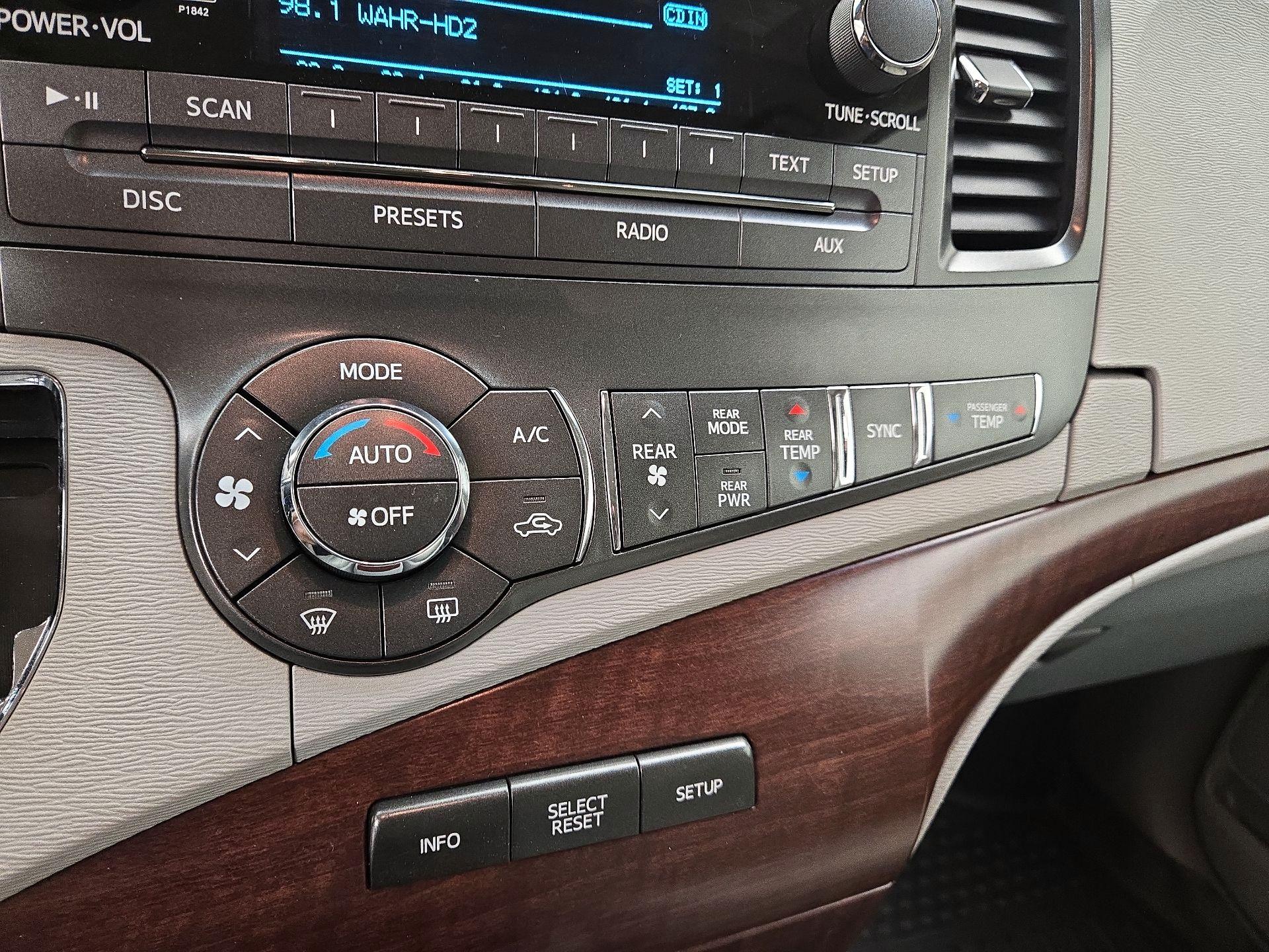 Thumbnail: 2014 Toyota Sienna - 16