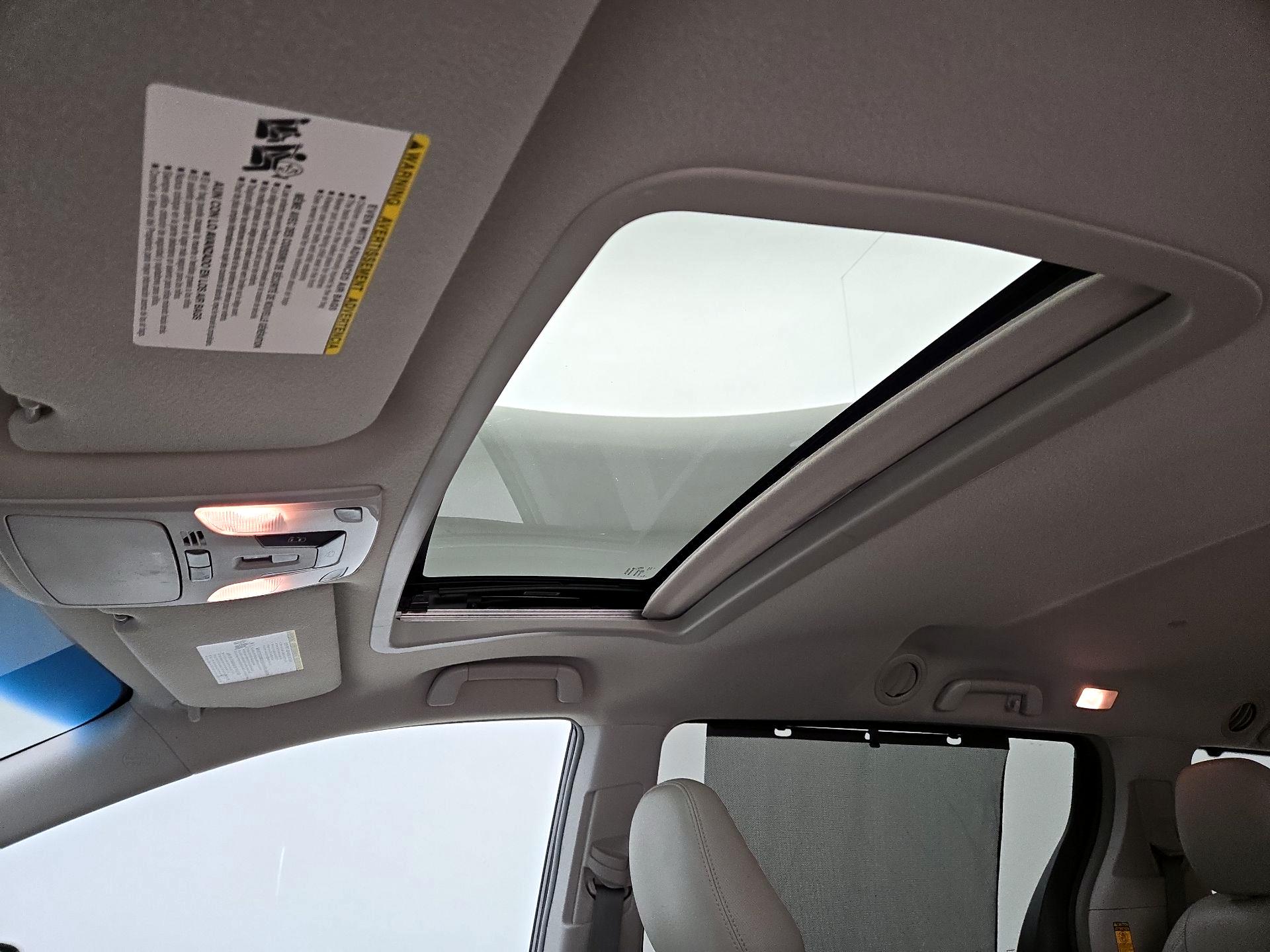 Thumbnail: 2014 Toyota Sienna - 18