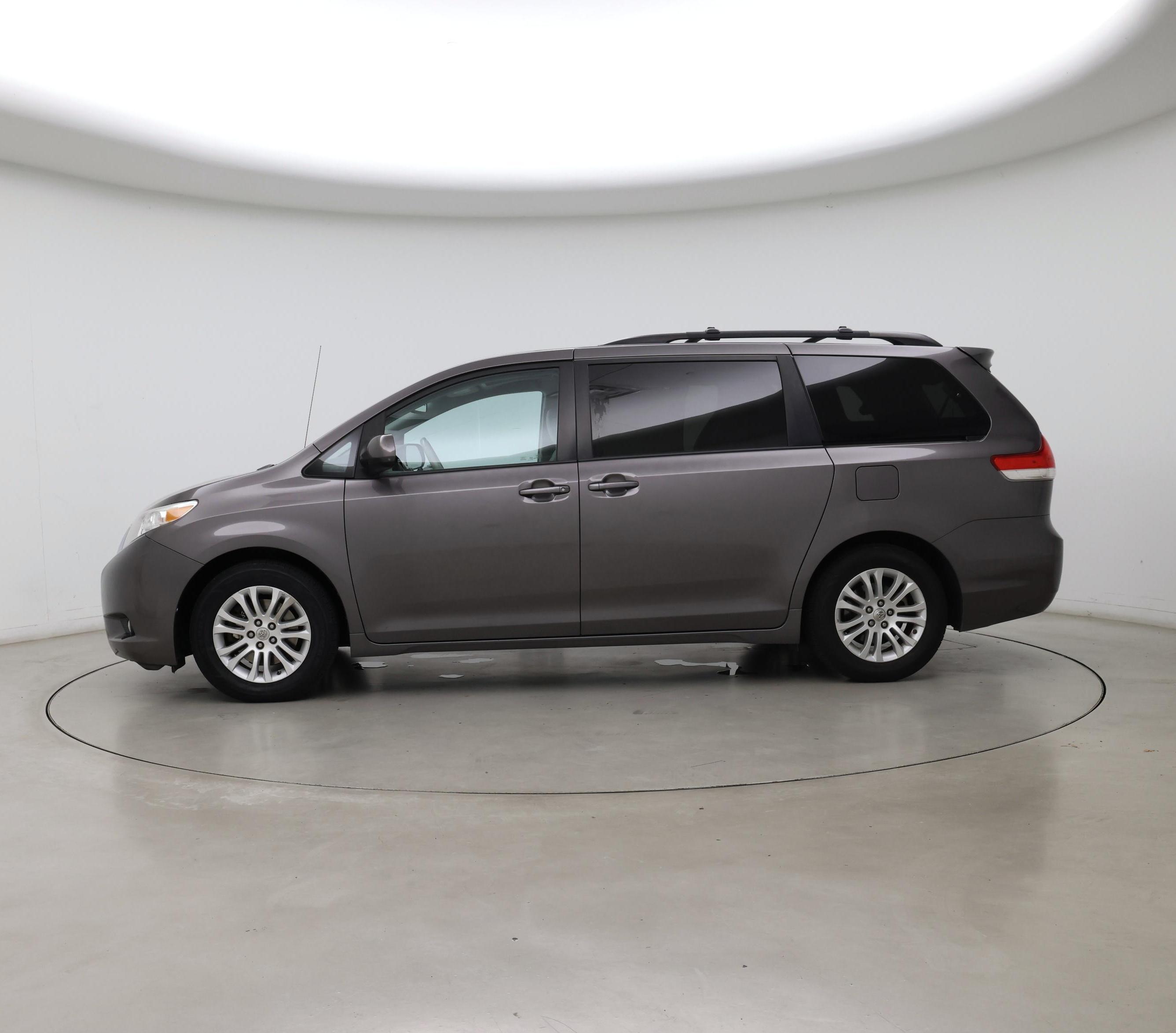 Thumbnail: 2014 Toyota Sienna - 3