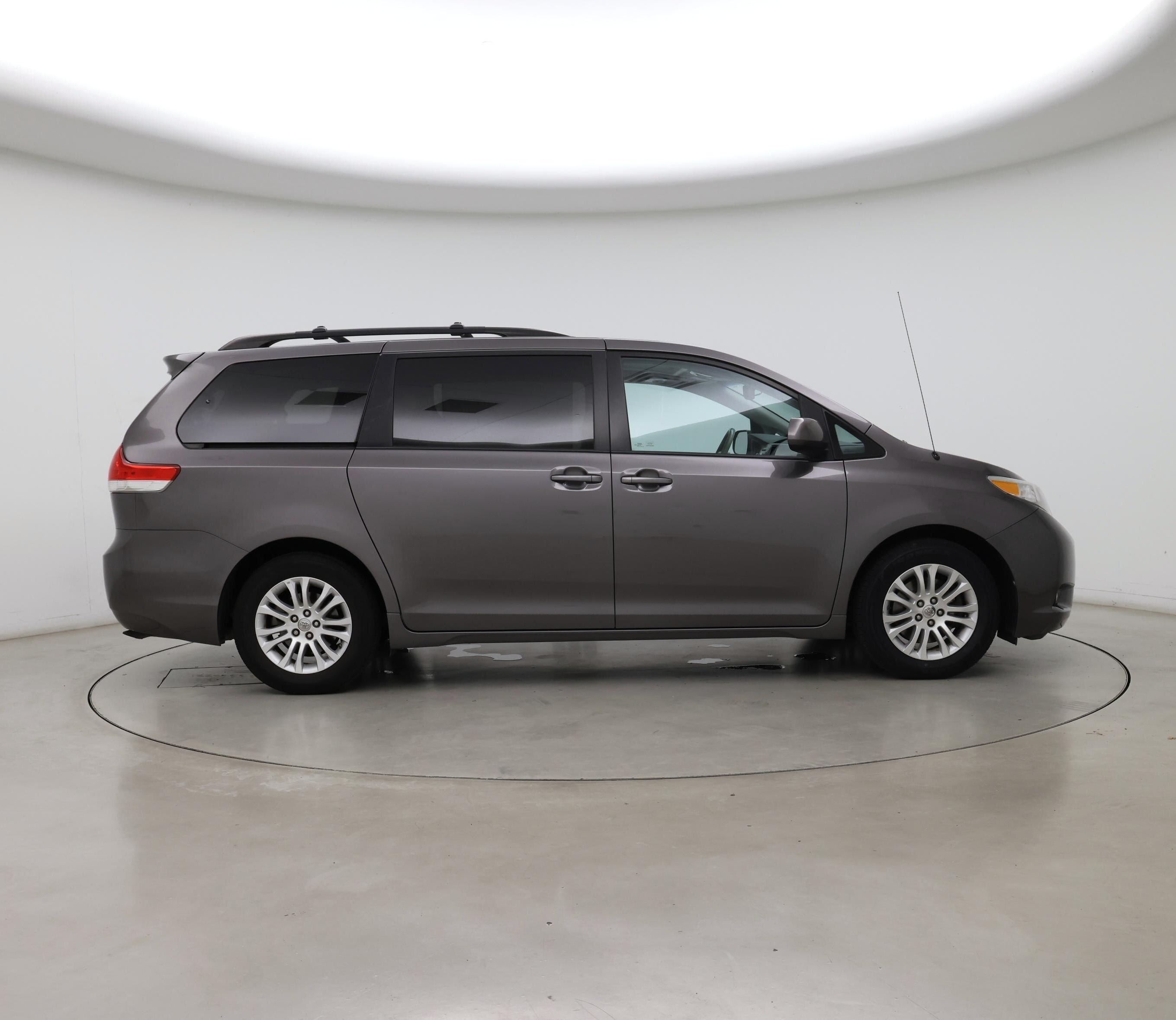 Thumbnail: 2014 Toyota Sienna - 7