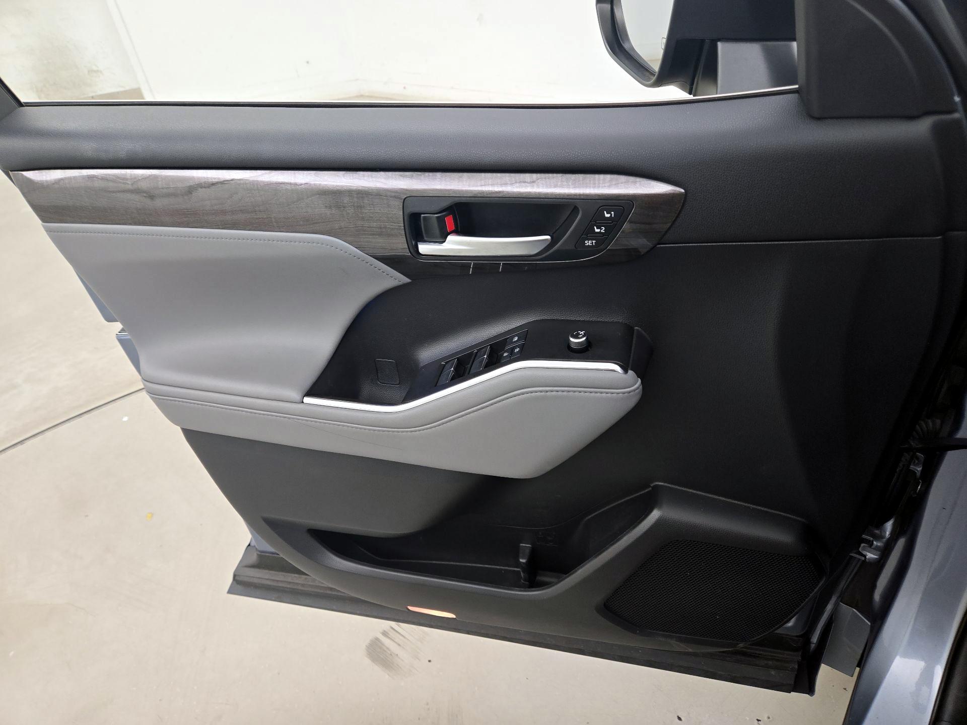 Thumbnail: 2021 Toyota Highlander - 12