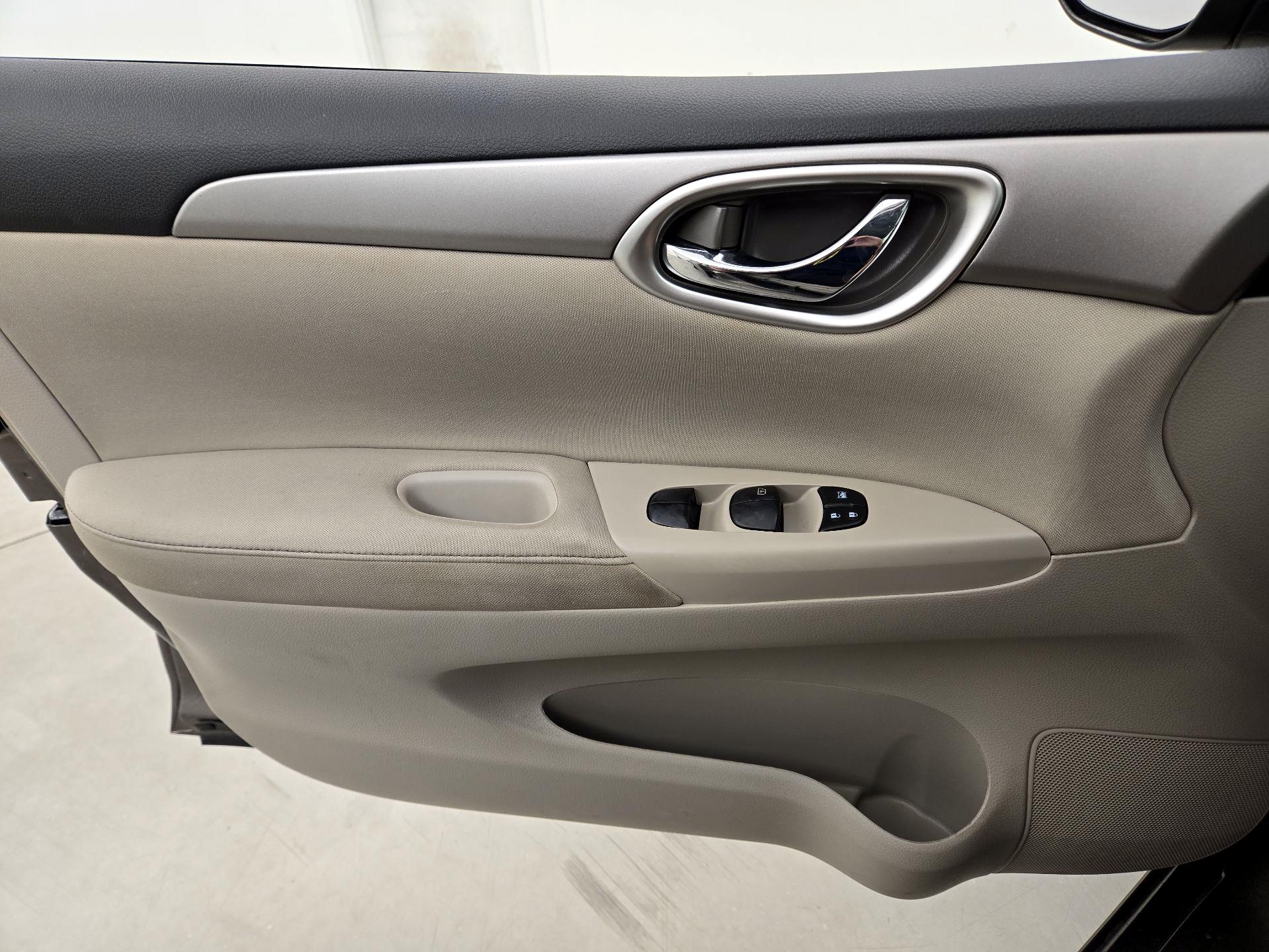 Thumbnail: 2015 Nissan Sentra - 12