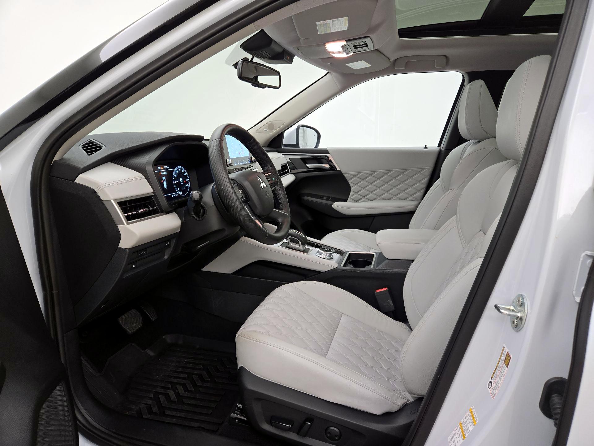 Thumbnail: 2024 Mitsubishi Outlander - 11