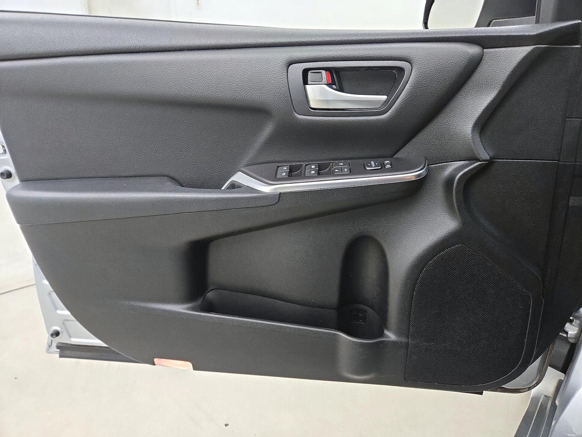 Thumbnail: 2016 Toyota Camry - 12