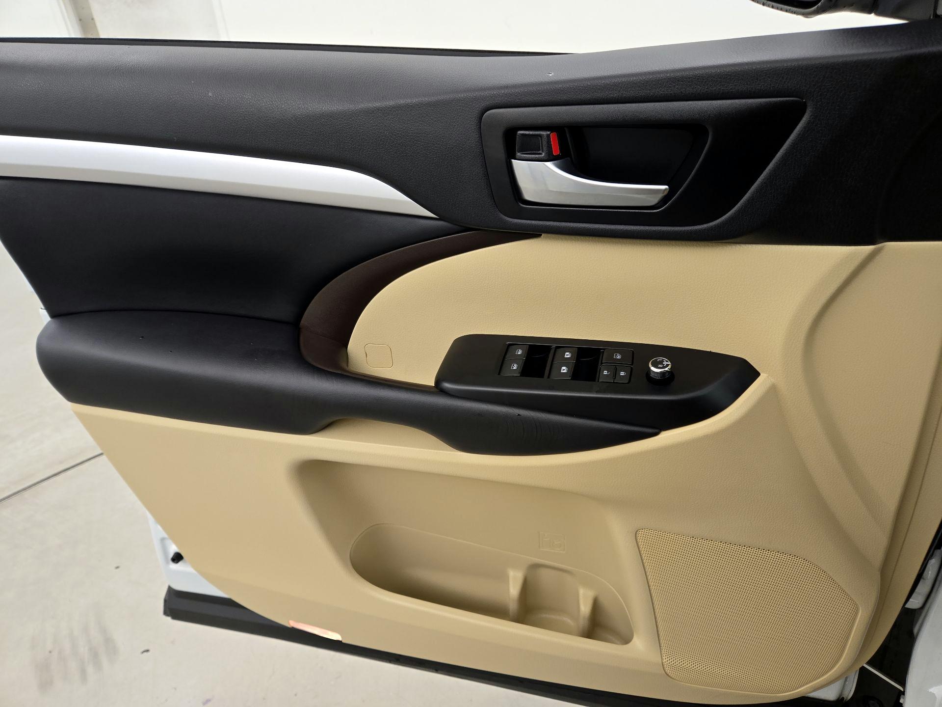Thumbnail: 2019 Toyota Highlander - 12