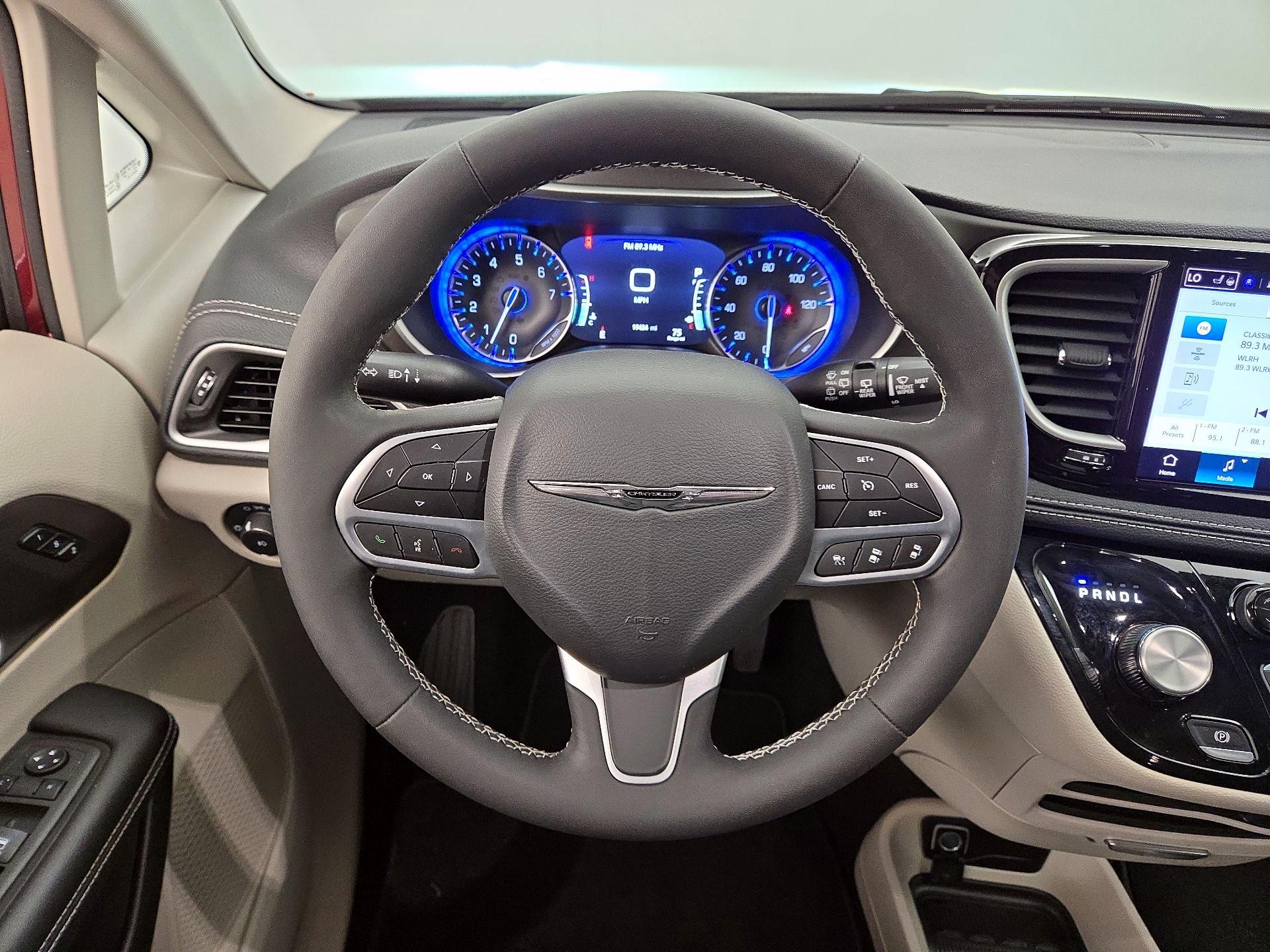 Thumbnail: 2023 Chrysler Pacifica - 10