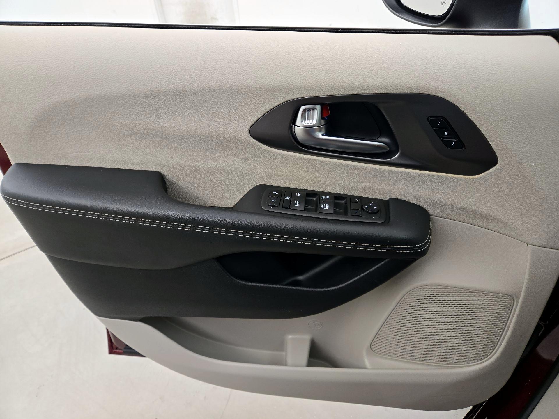 Thumbnail: 2023 Chrysler Pacifica - 12
