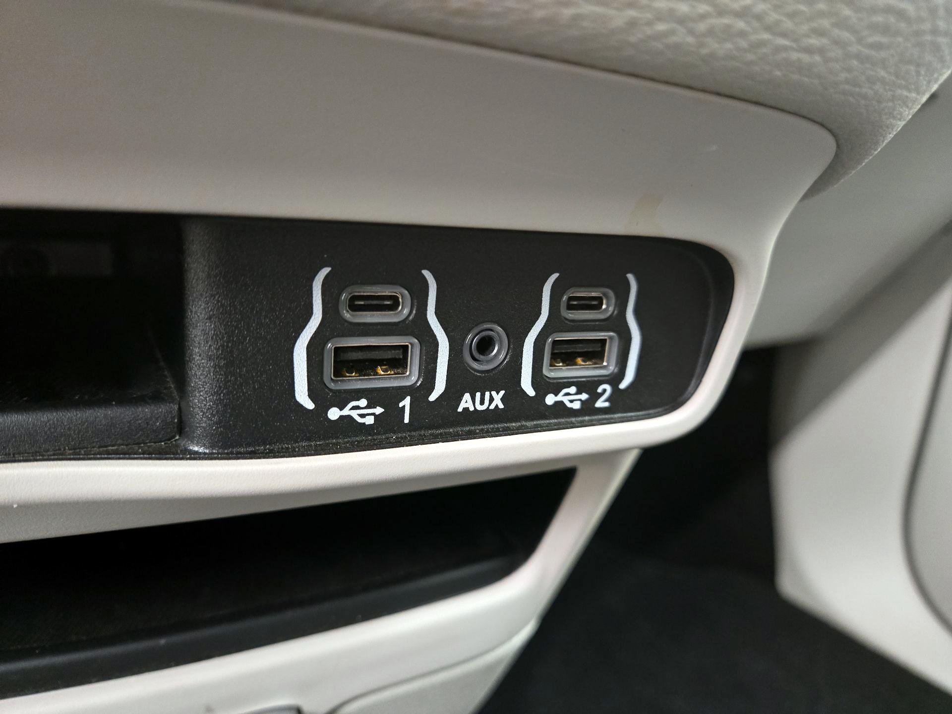 Thumbnail: 2023 Chrysler Pacifica - 18