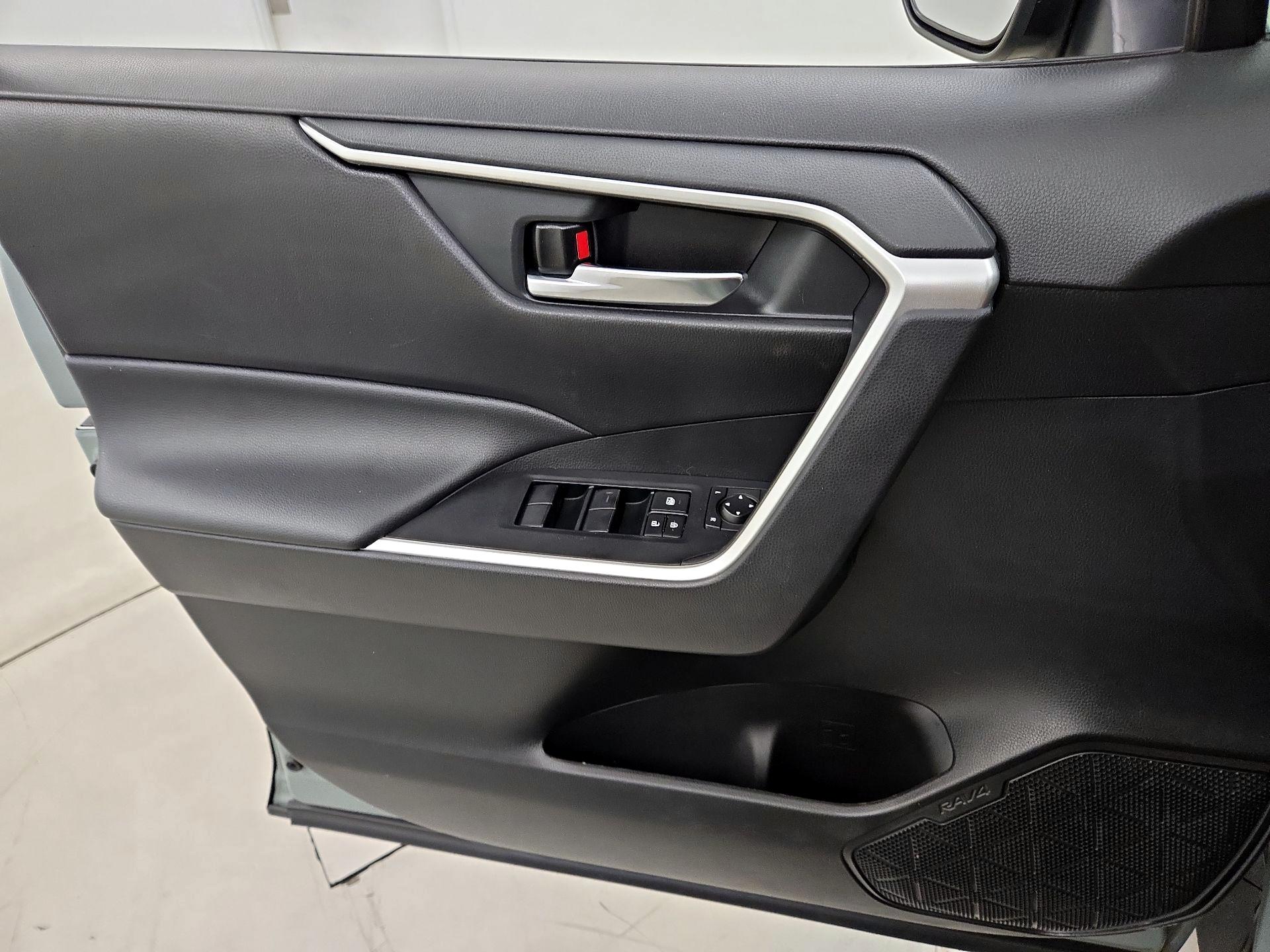 Thumbnail: 2020 Toyota RAV4 - 12