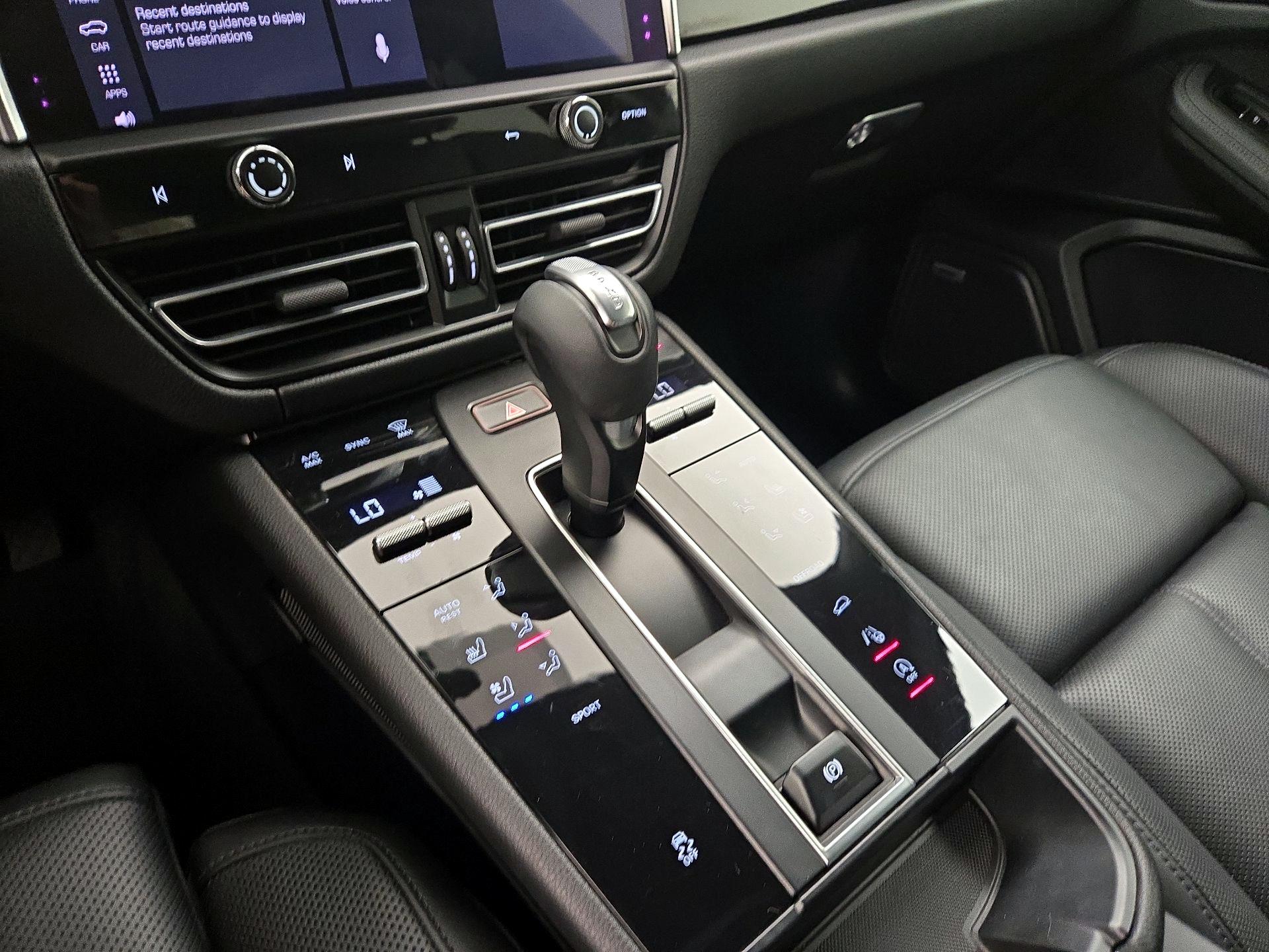 Thumbnail: 2022 Porsche Macan - 18