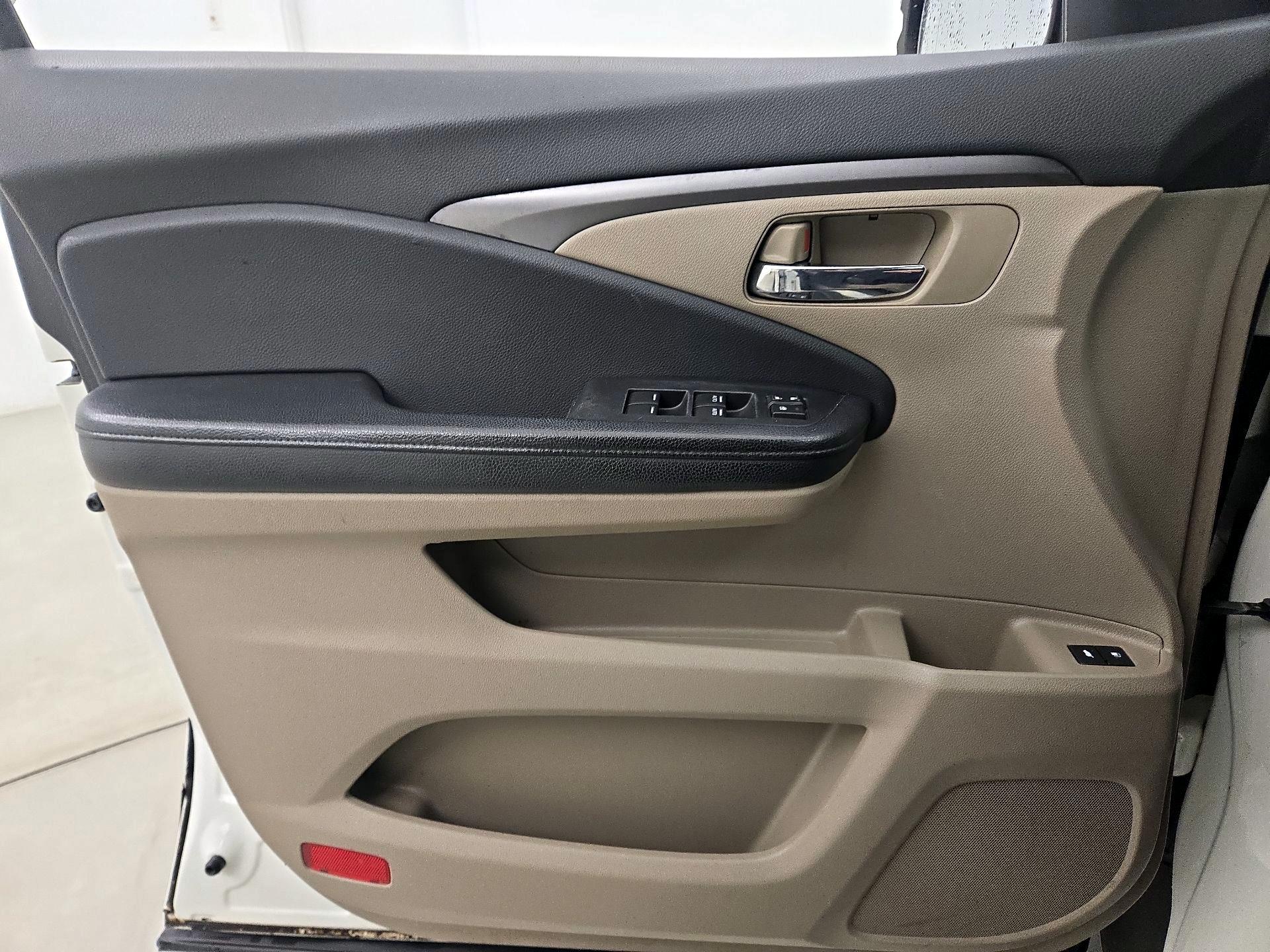 Thumbnail: 2016 Honda Pilot - 12