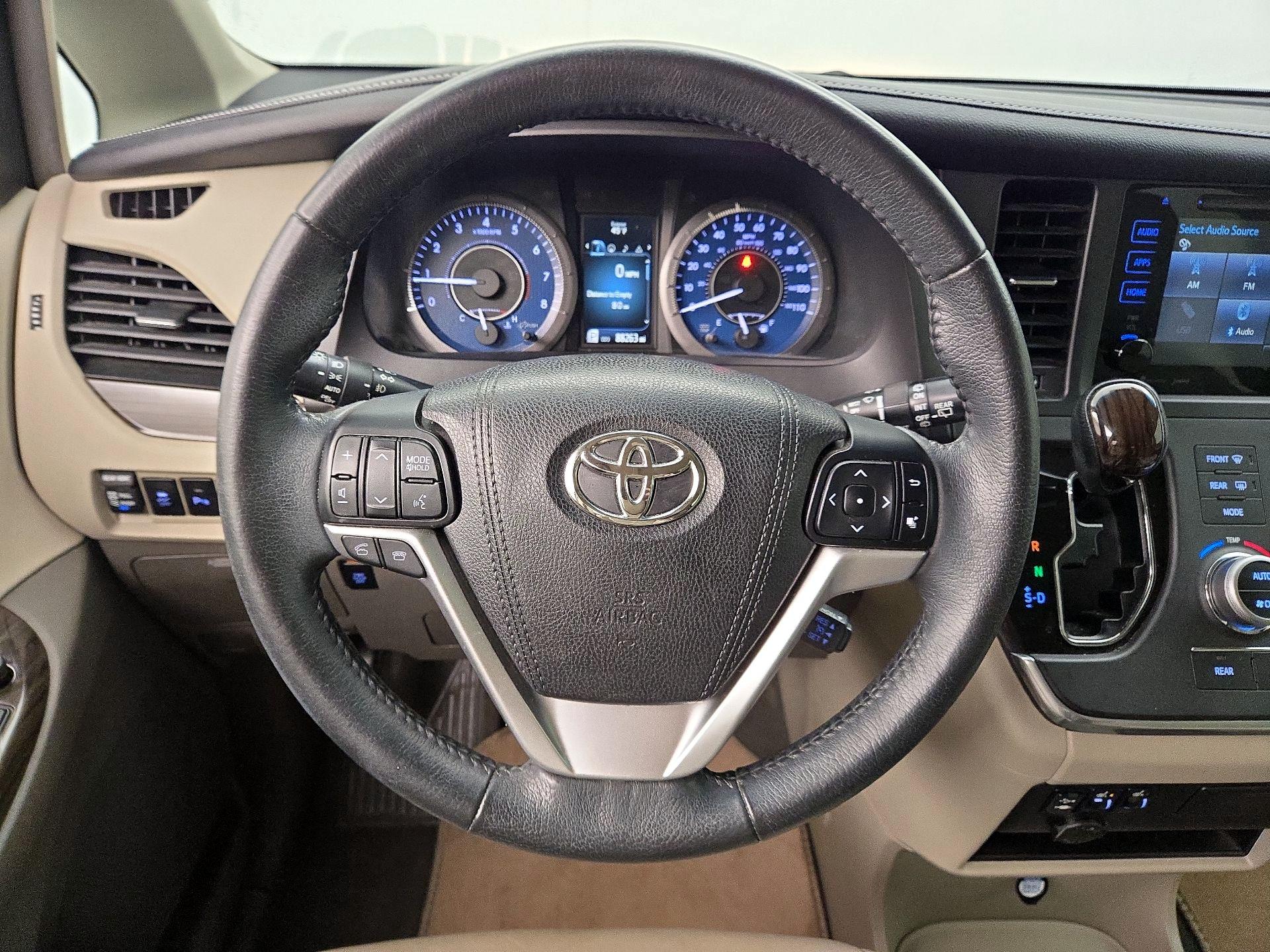 Thumbnail: 2017 Toyota Sienna - 10