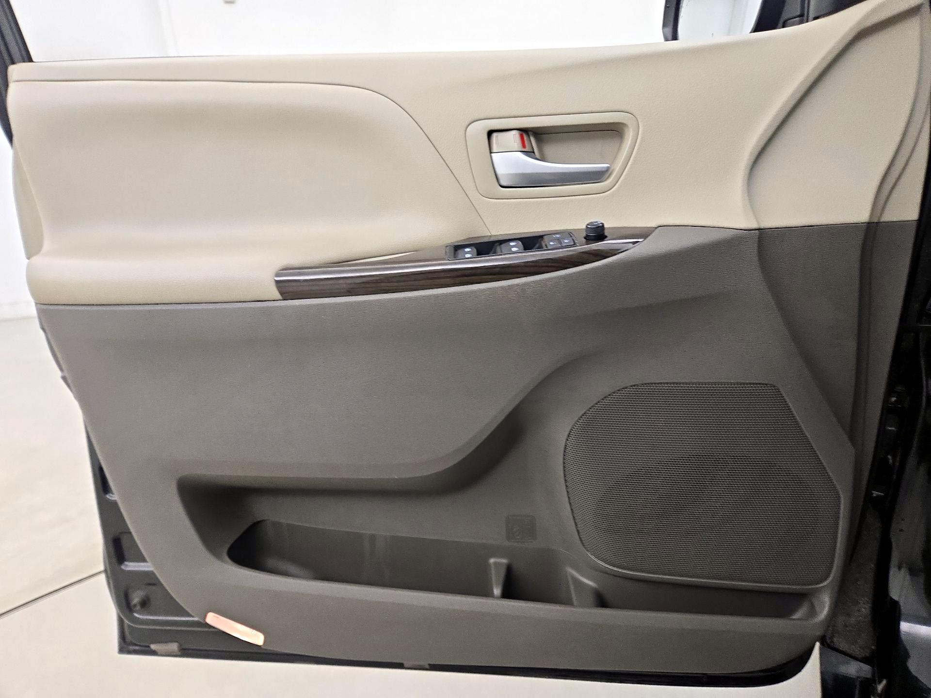 Thumbnail: 2017 Toyota Sienna - 12