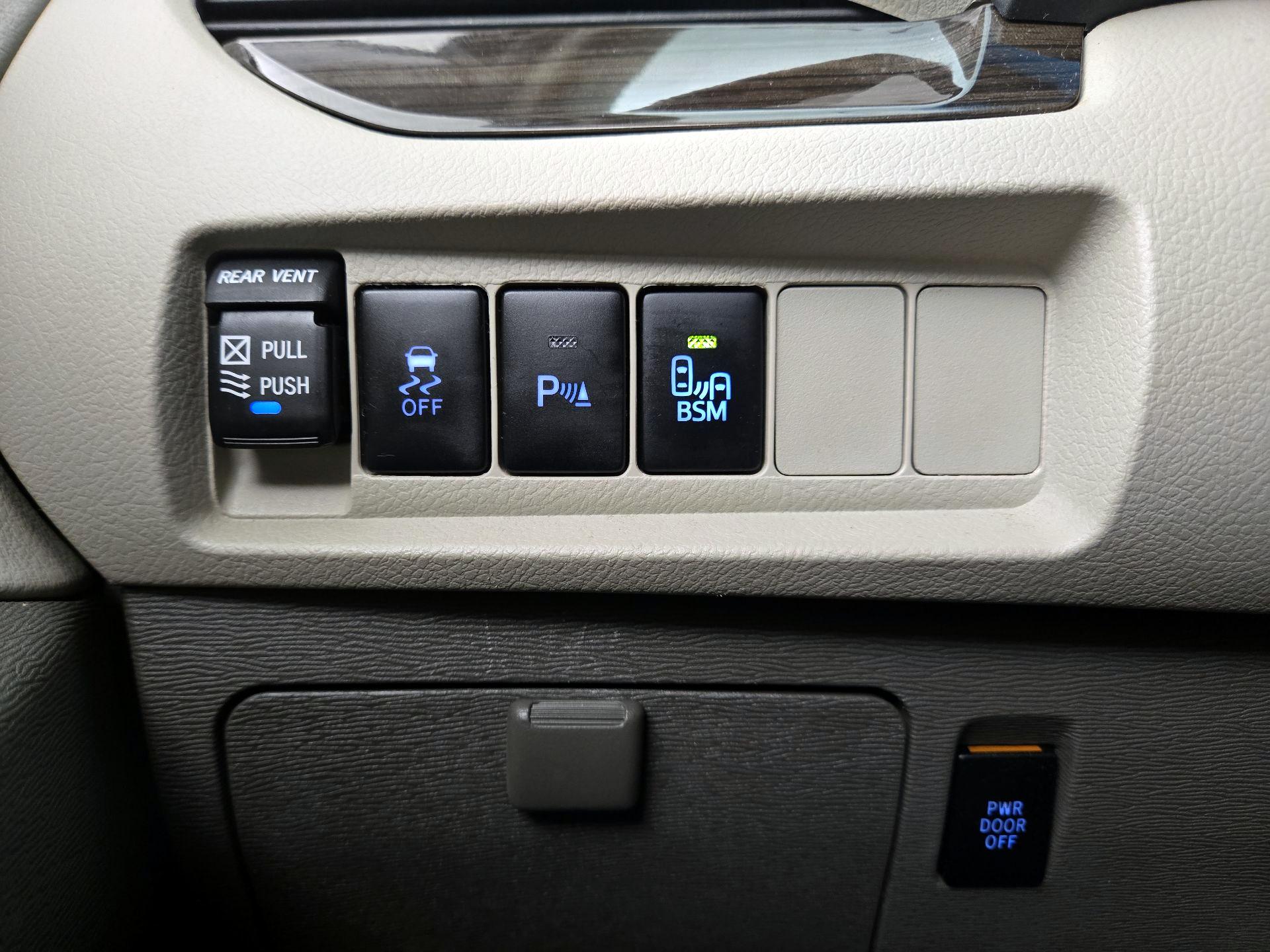 Thumbnail: 2017 Toyota Sienna - 13