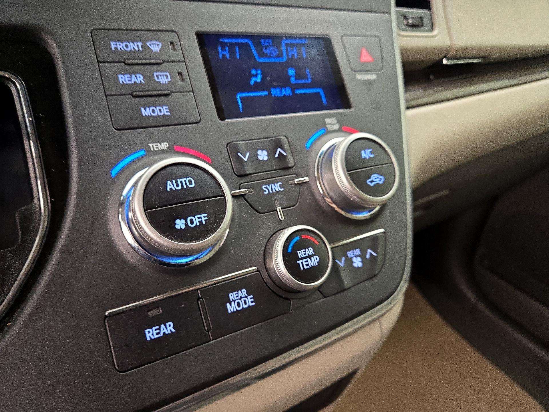 Thumbnail: 2017 Toyota Sienna - 16