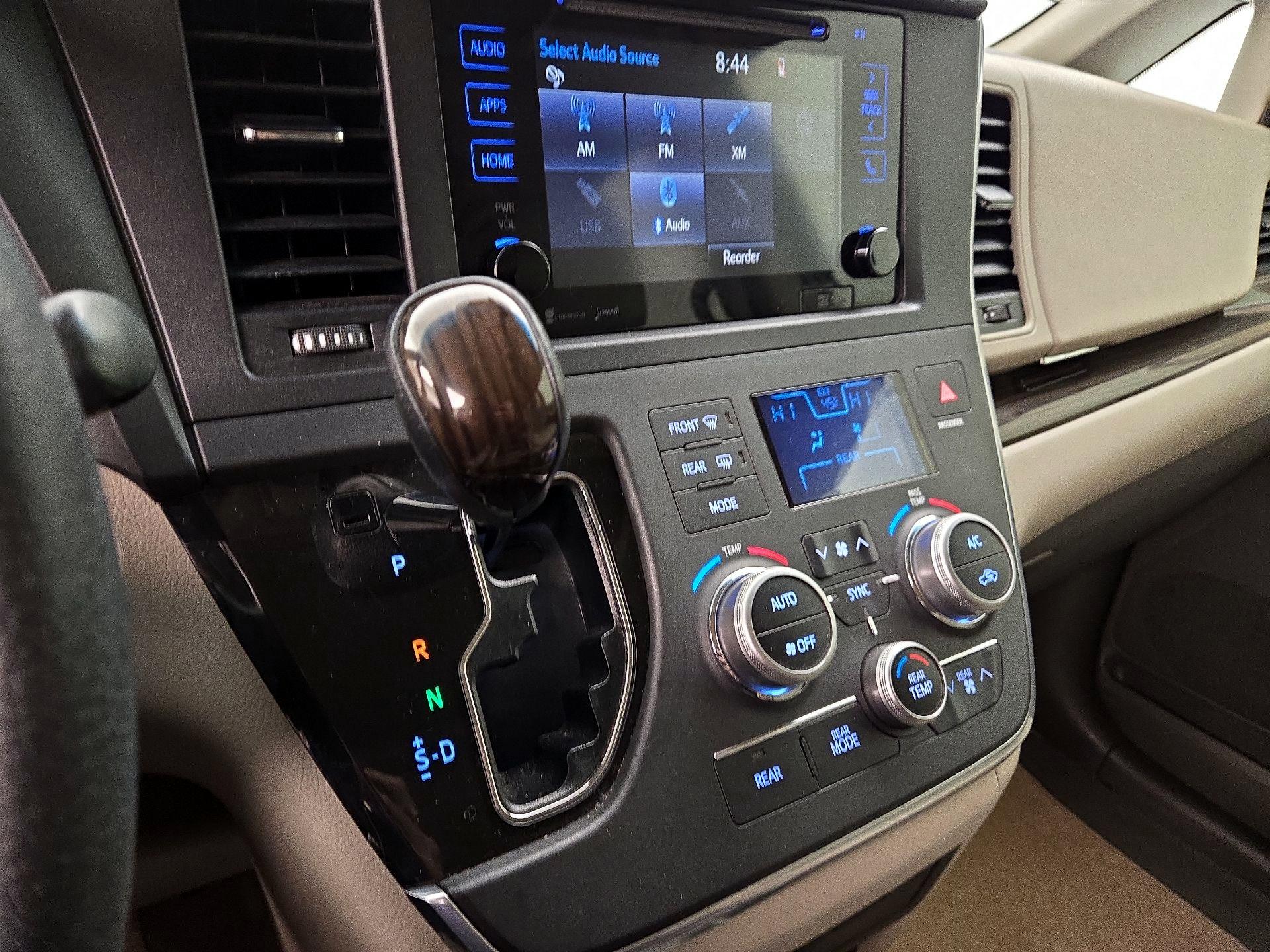 Thumbnail: 2017 Toyota Sienna - 17