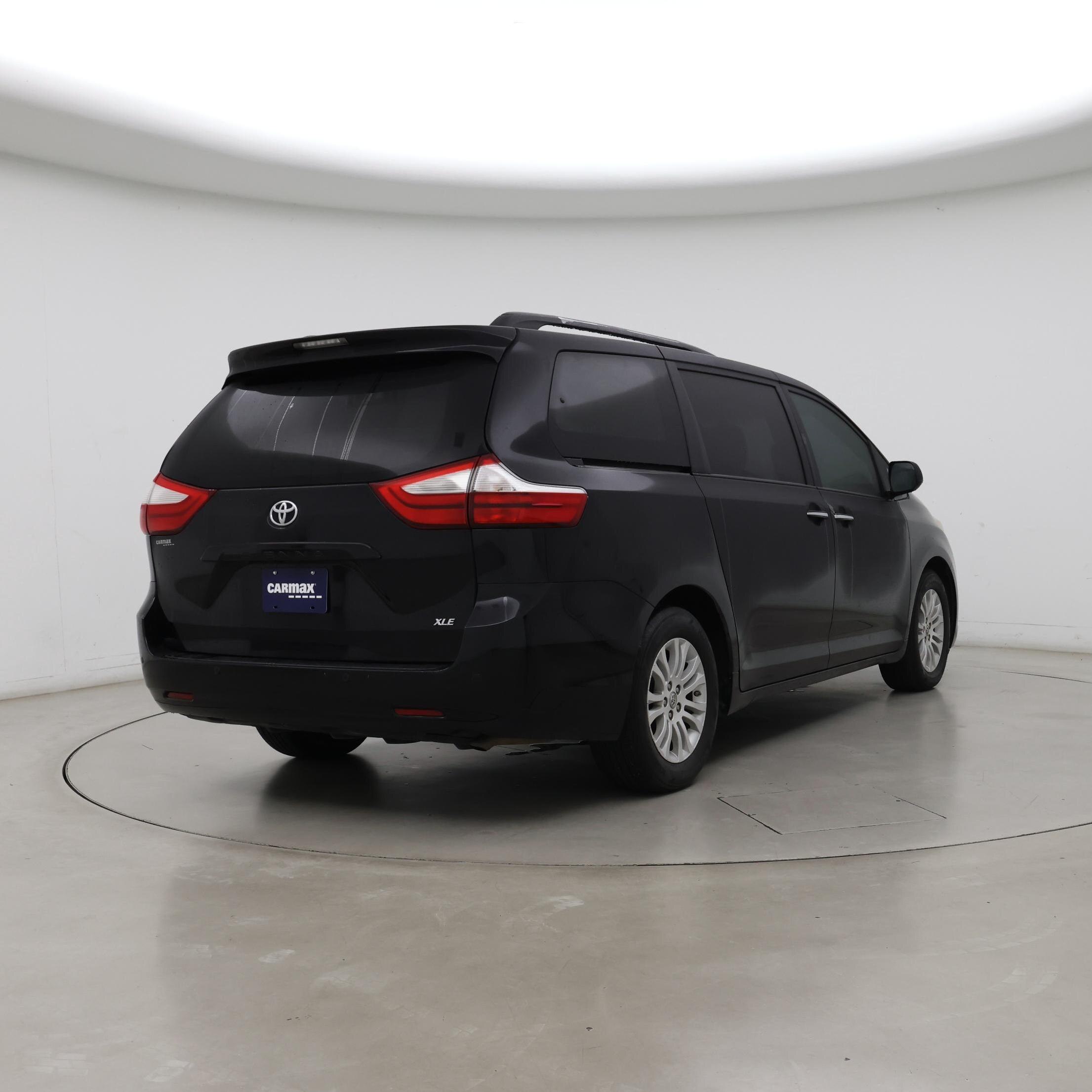 Thumbnail: 2017 Toyota Sienna - 8