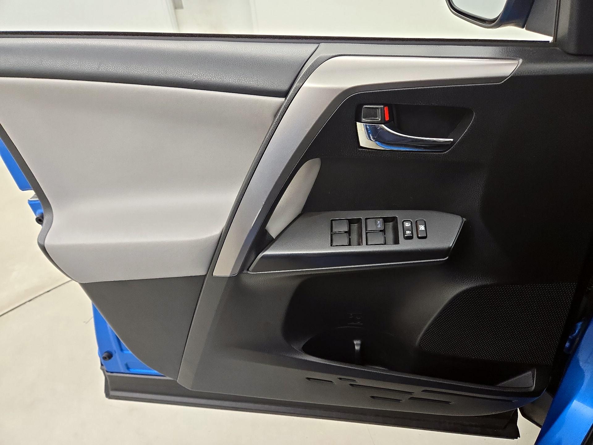 Thumbnail: 2017 Toyota RAV4 - 12