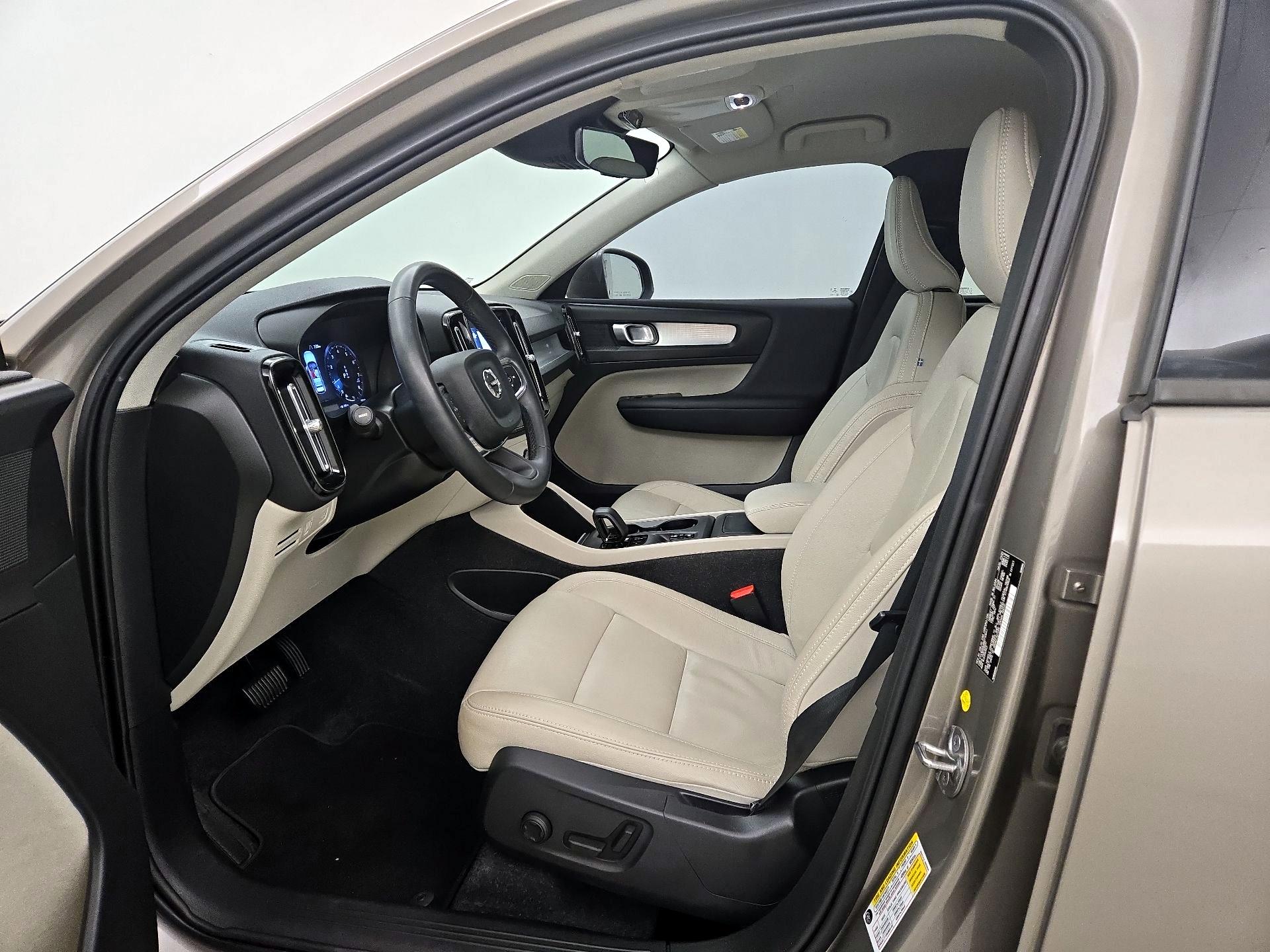 Thumbnail: 2022 Volvo XC40 - 11