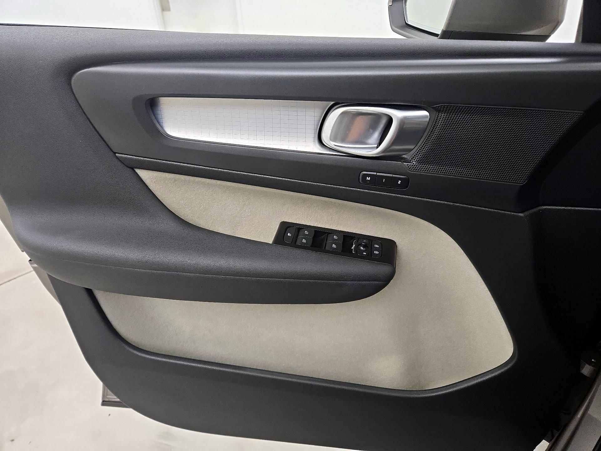 Thumbnail: 2022 Volvo XC40 - 12