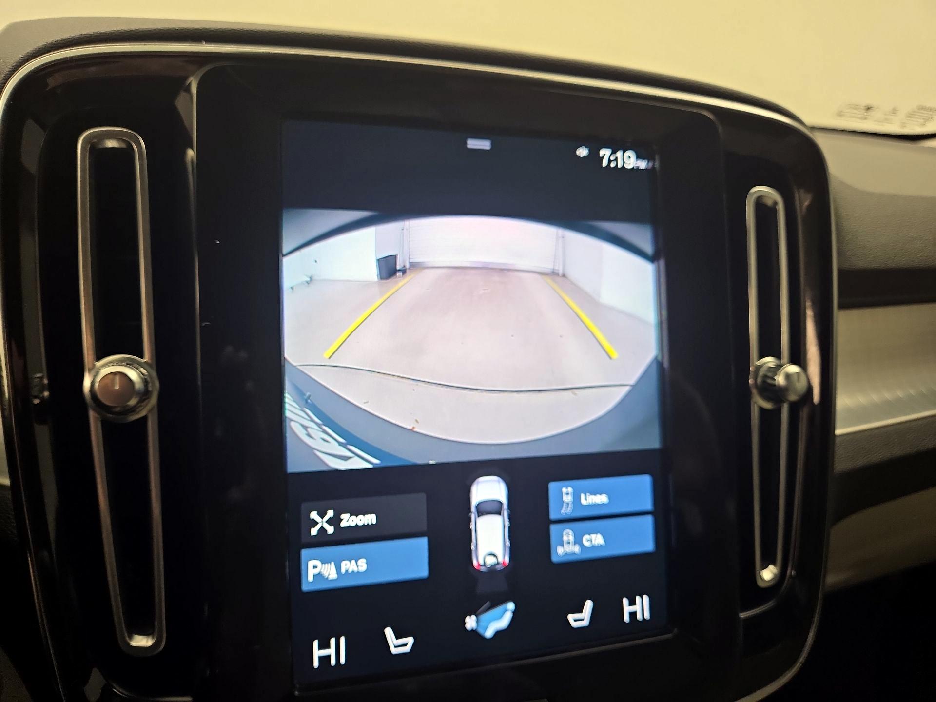 Thumbnail: 2022 Volvo XC40 - 15