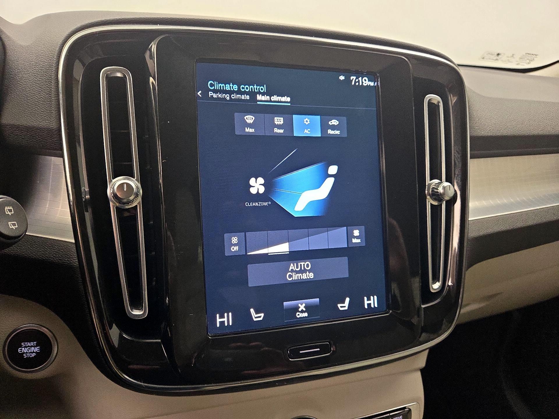 Thumbnail: 2022 Volvo XC40 - 17