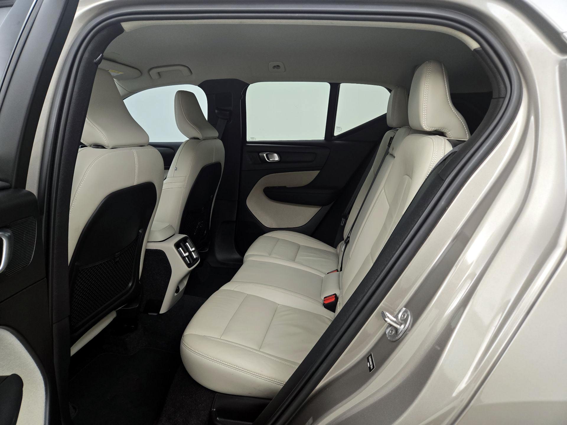 Thumbnail: 2022 Volvo XC40 - 20