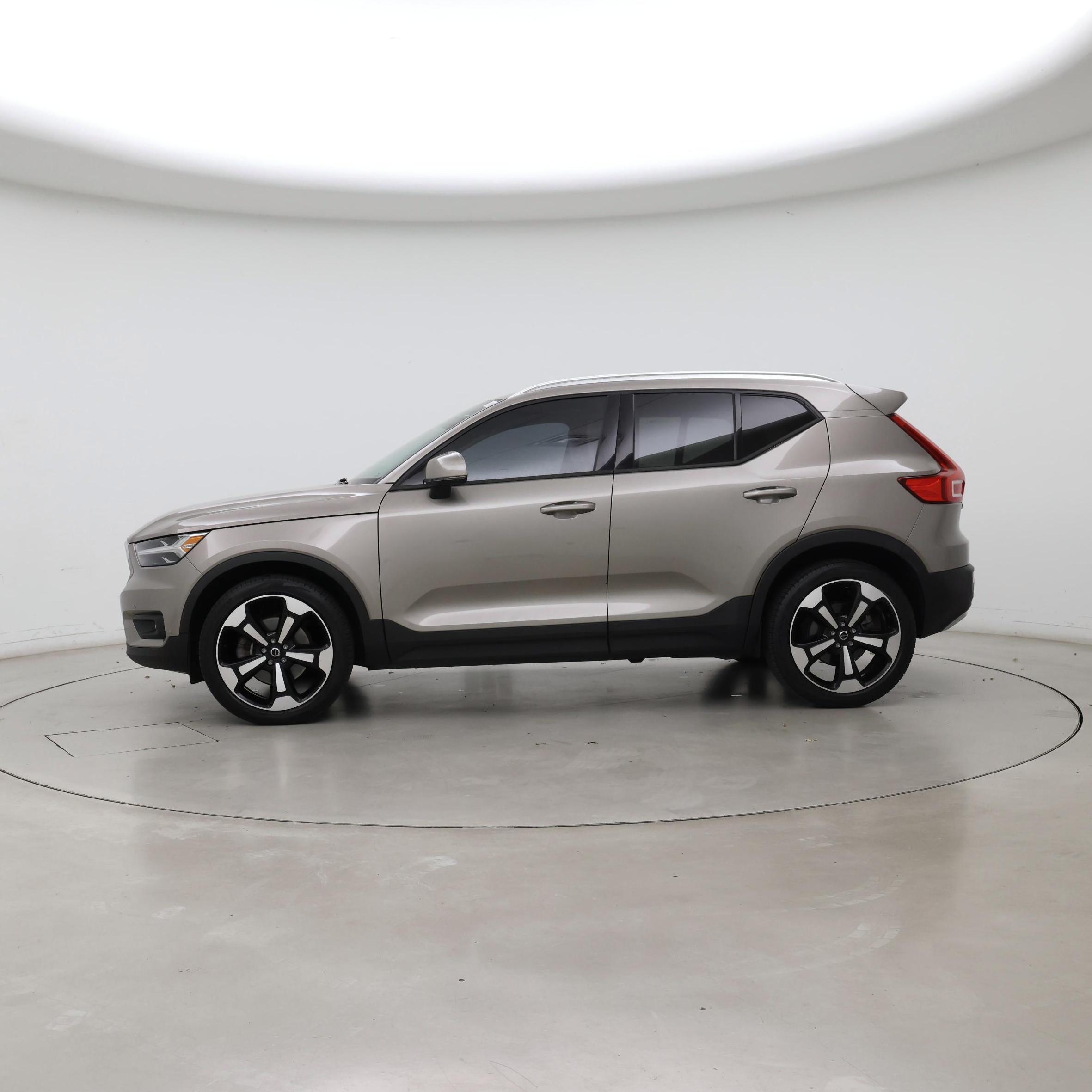 Thumbnail: 2022 Volvo XC40 - 3