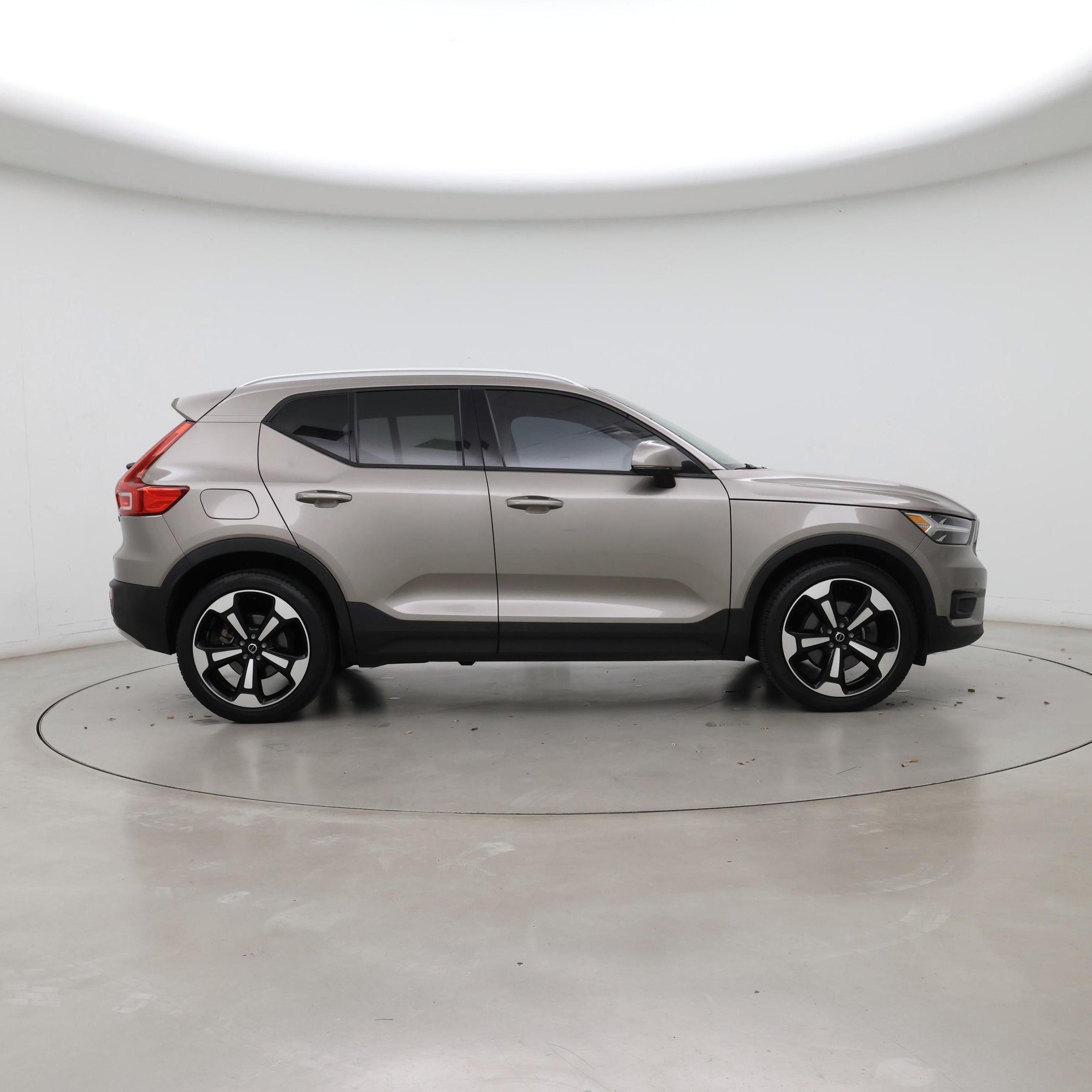 Thumbnail: 2022 Volvo XC40 - 7