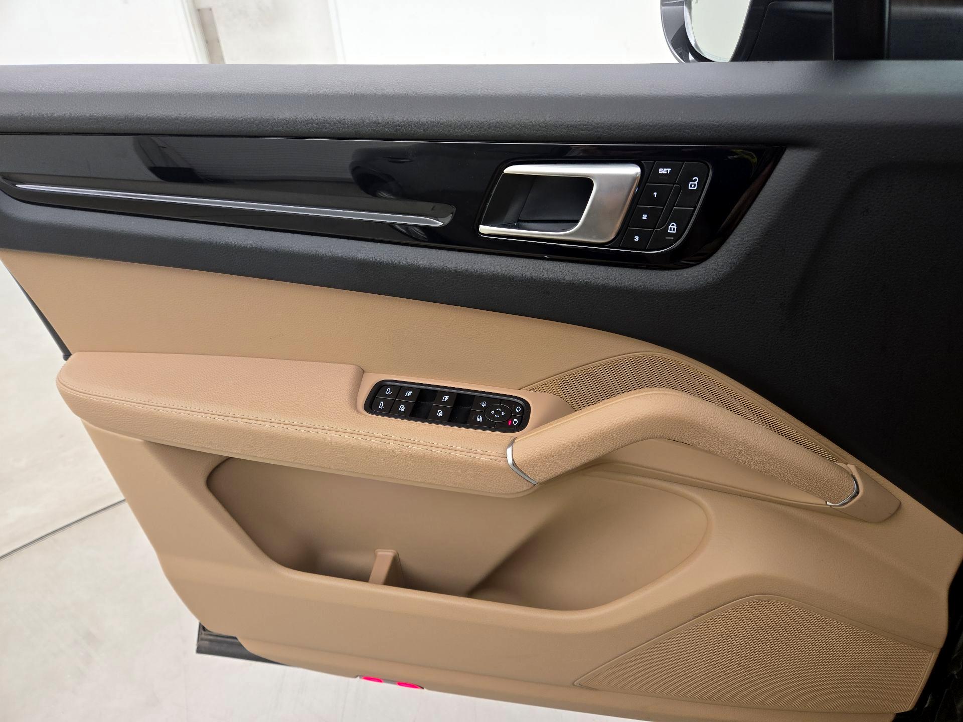 Thumbnail: 2023 Porsche Cayenne - 12