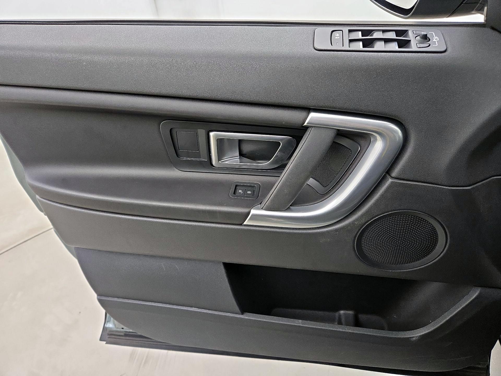 Thumbnail: 2019 Land Rover Discovery Sport - 12