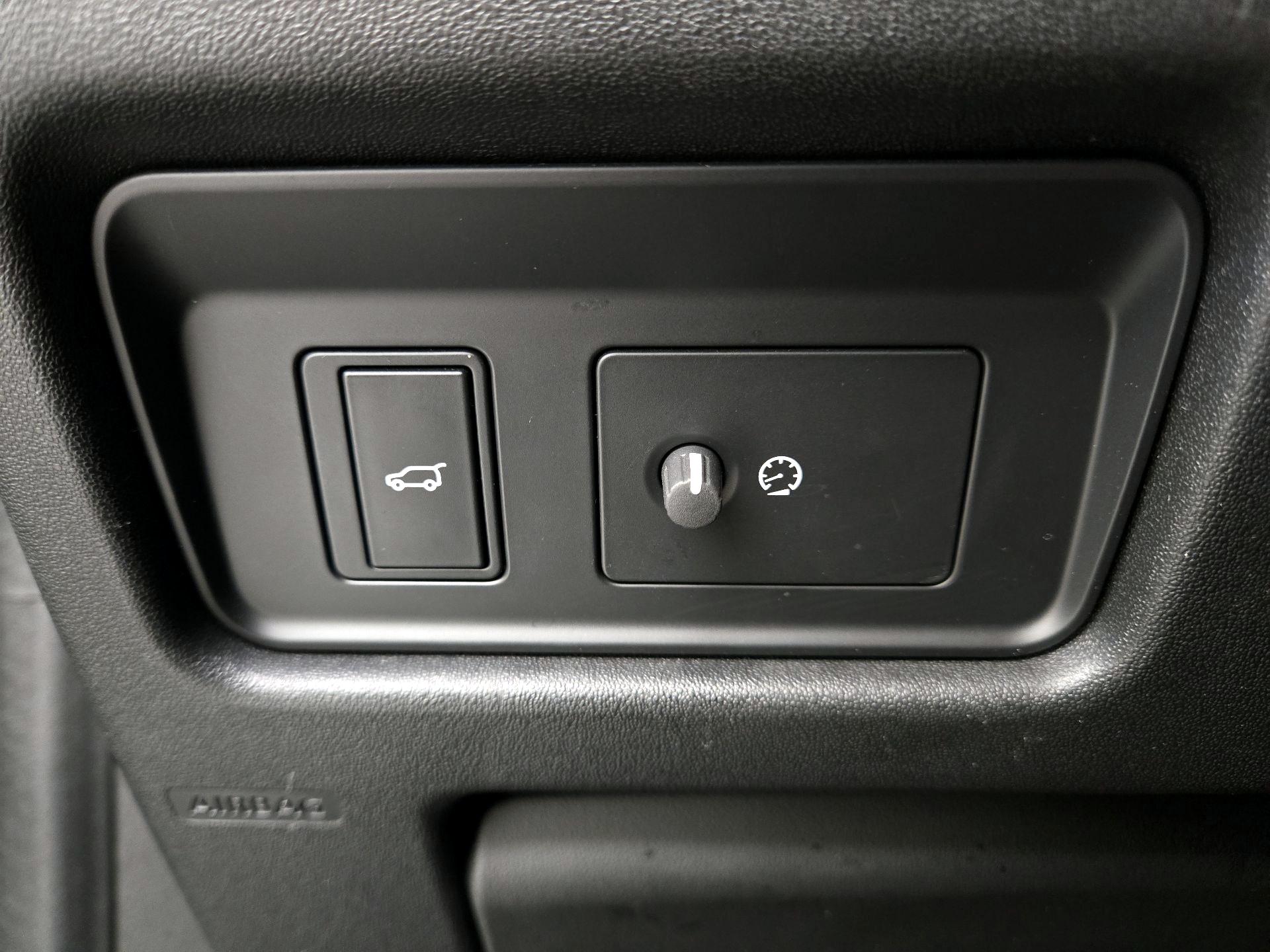 Thumbnail: 2019 Land Rover Discovery Sport - 13