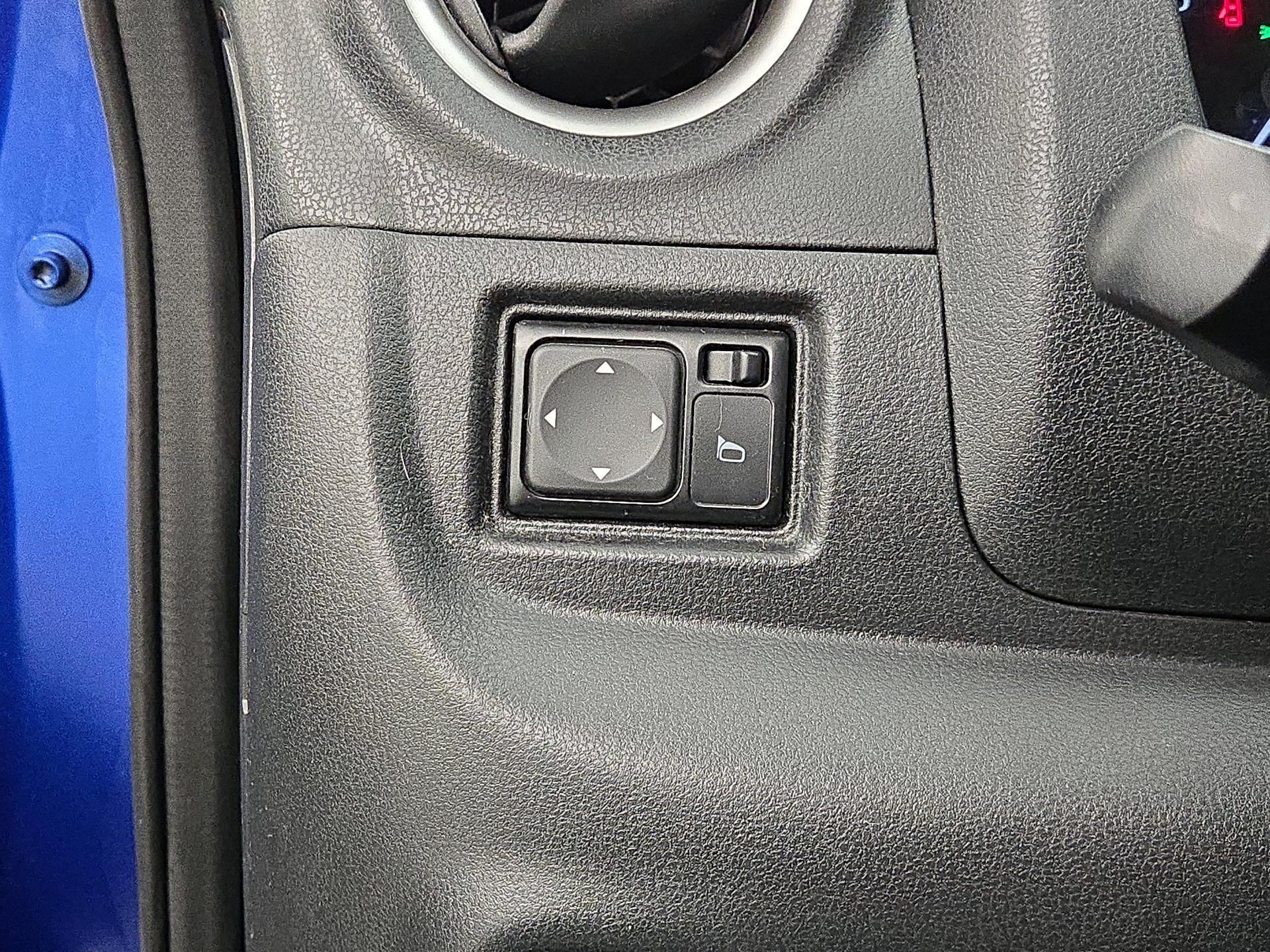 Thumbnail: 2016 Nissan Versa Note - 13