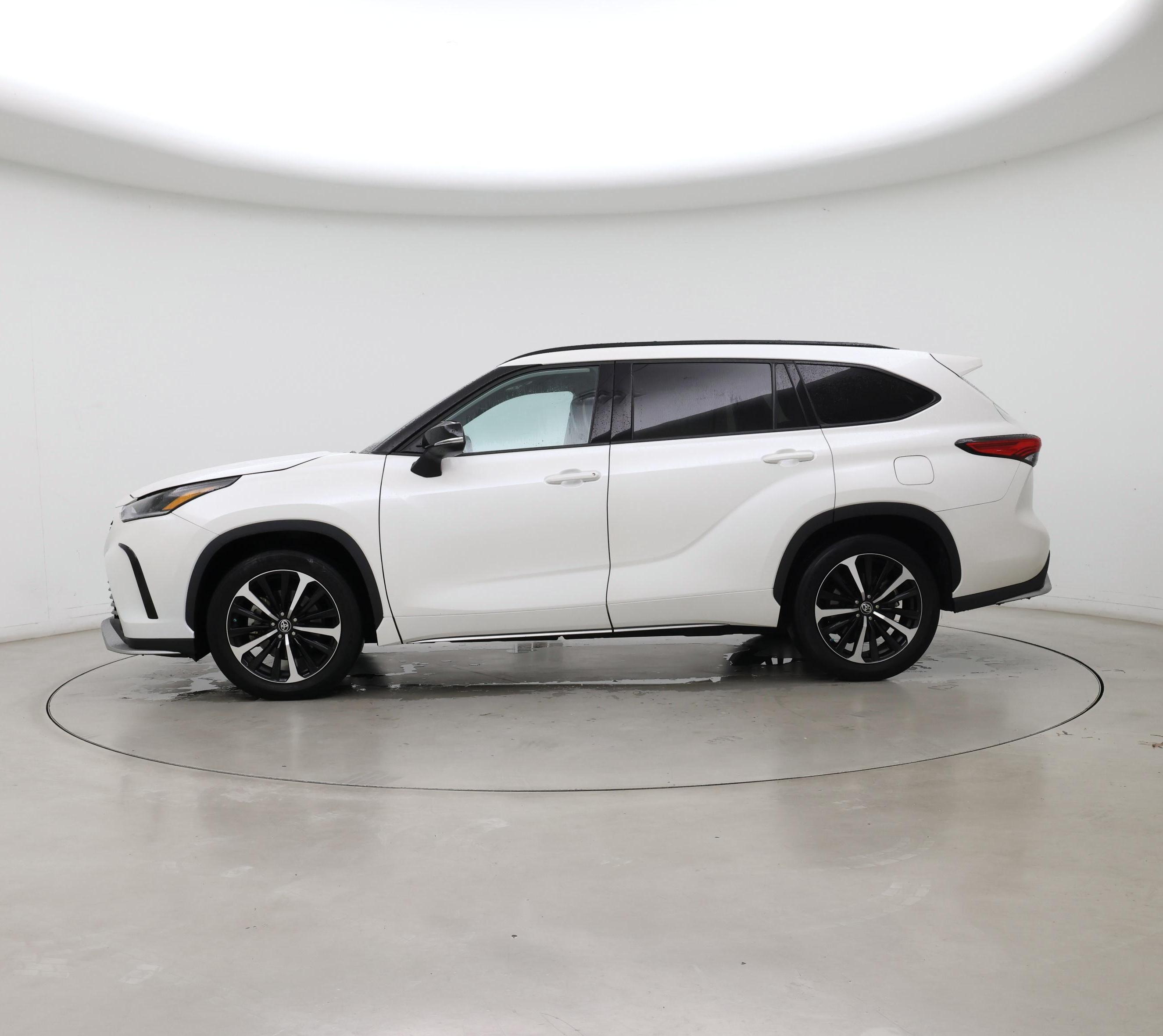 Thumbnail: 2021 Toyota Highlander - 3